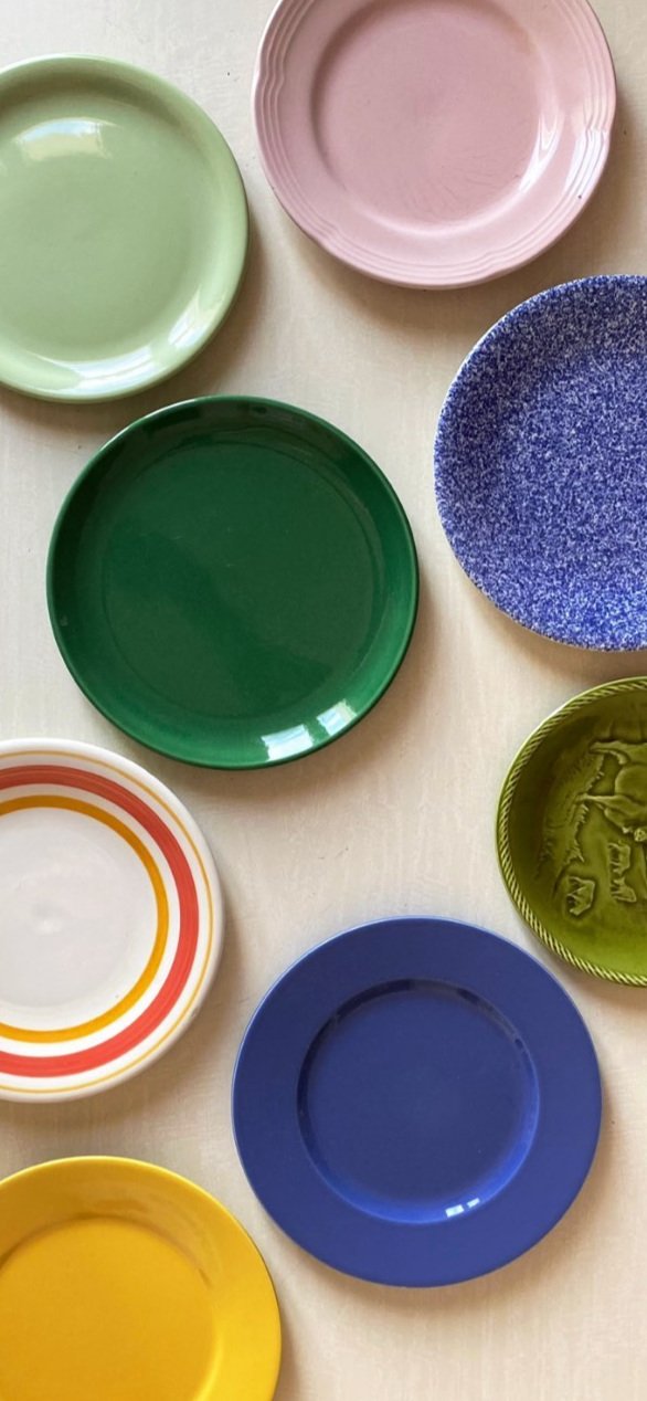 Assiette monochrome, verre sur mer, vente et location de vaisselle vintage pour professionnels du CHR