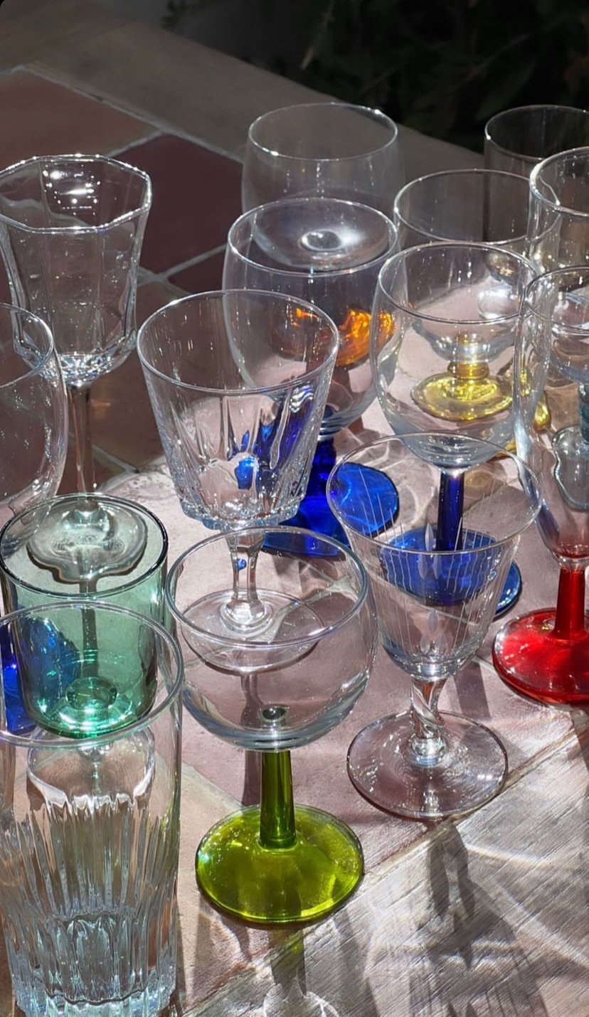 Verre à vin colorés, verre sur mer, vente et location de vaisselle vintage pour professionnels du CHR
