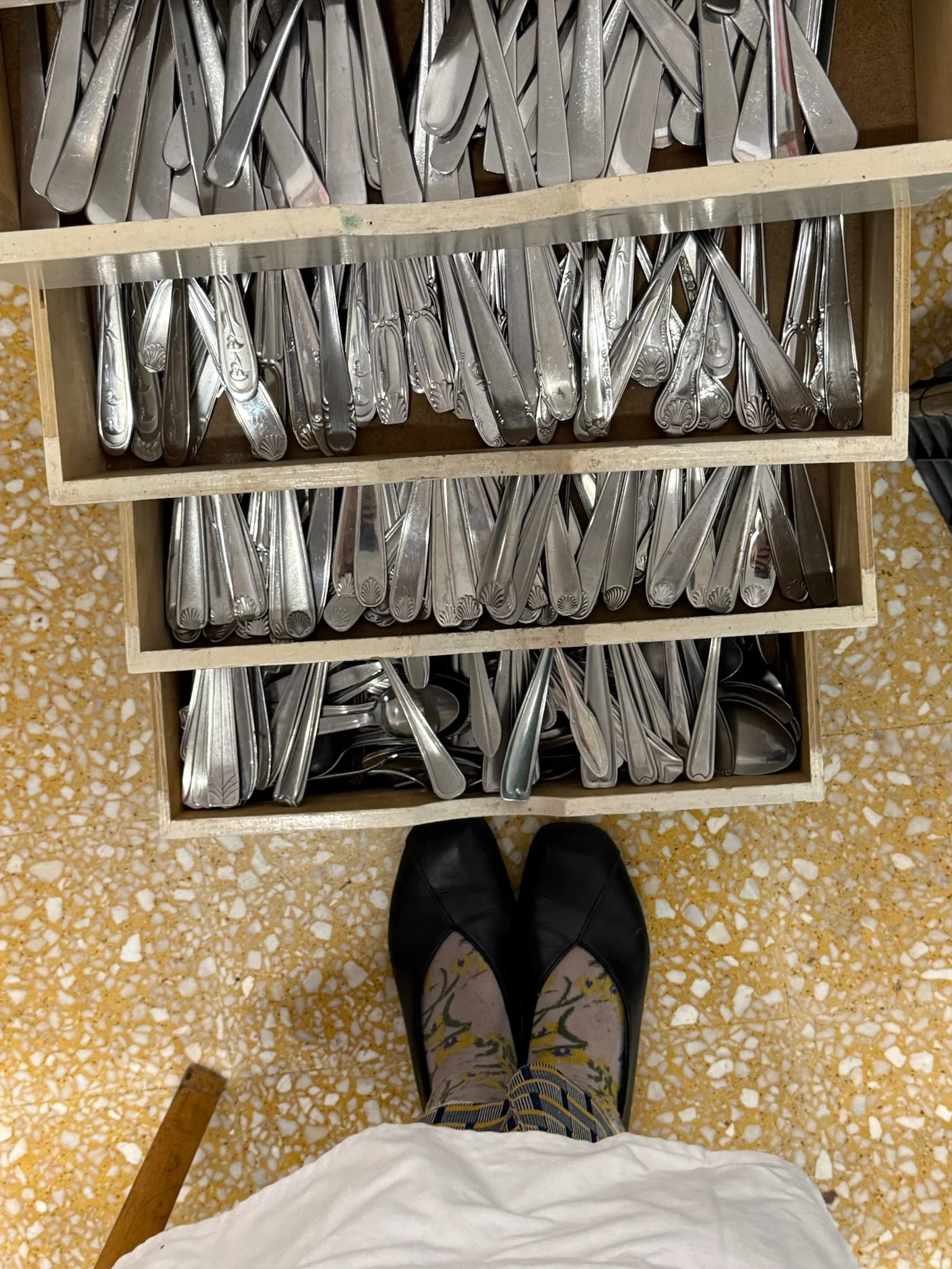 Couverts en inox de seconde main location ou vente de vaisselle vintage pour restaurants et événements mariages
