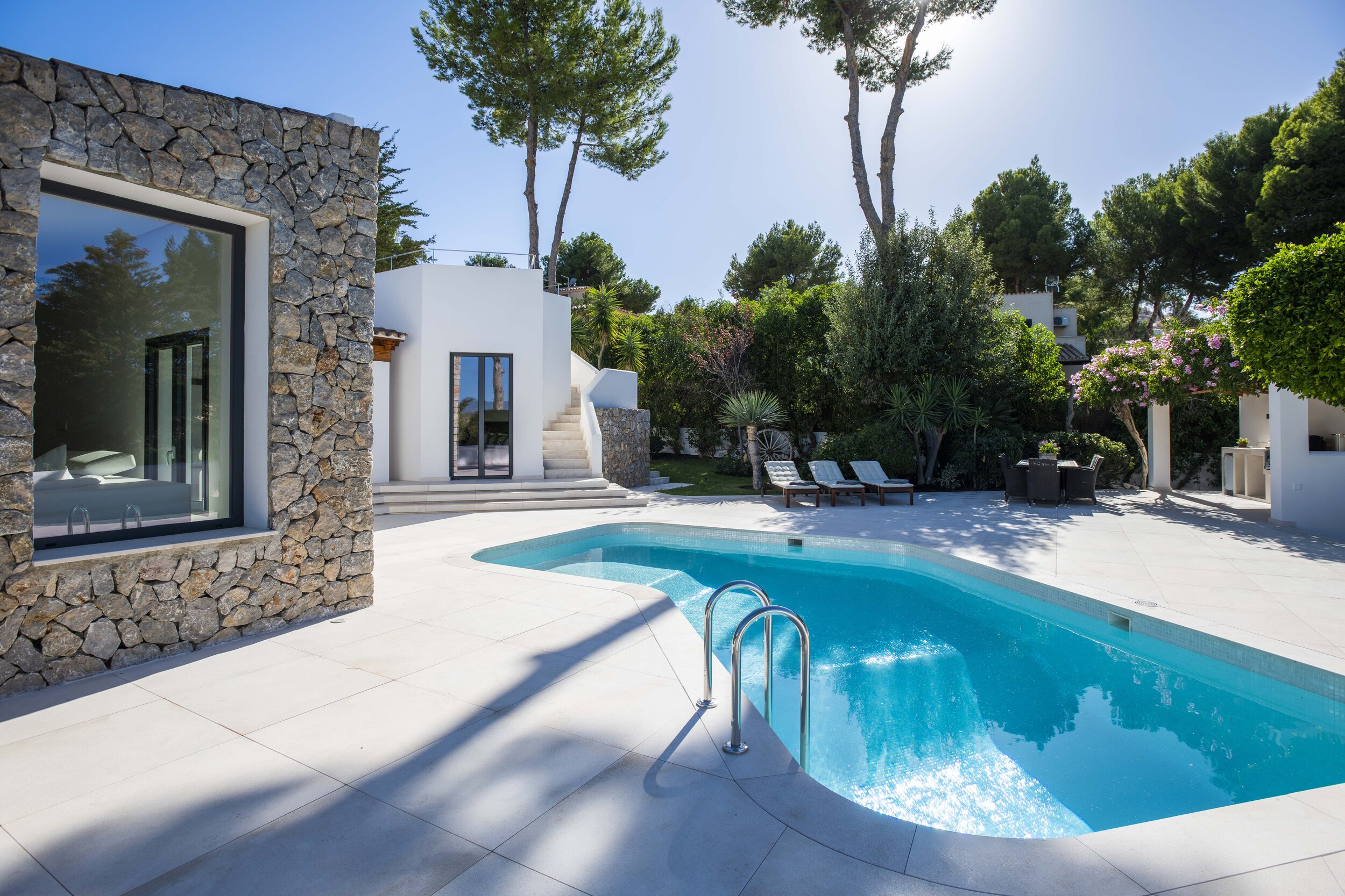 White pearlescent tiled pool with depth of 25m2
