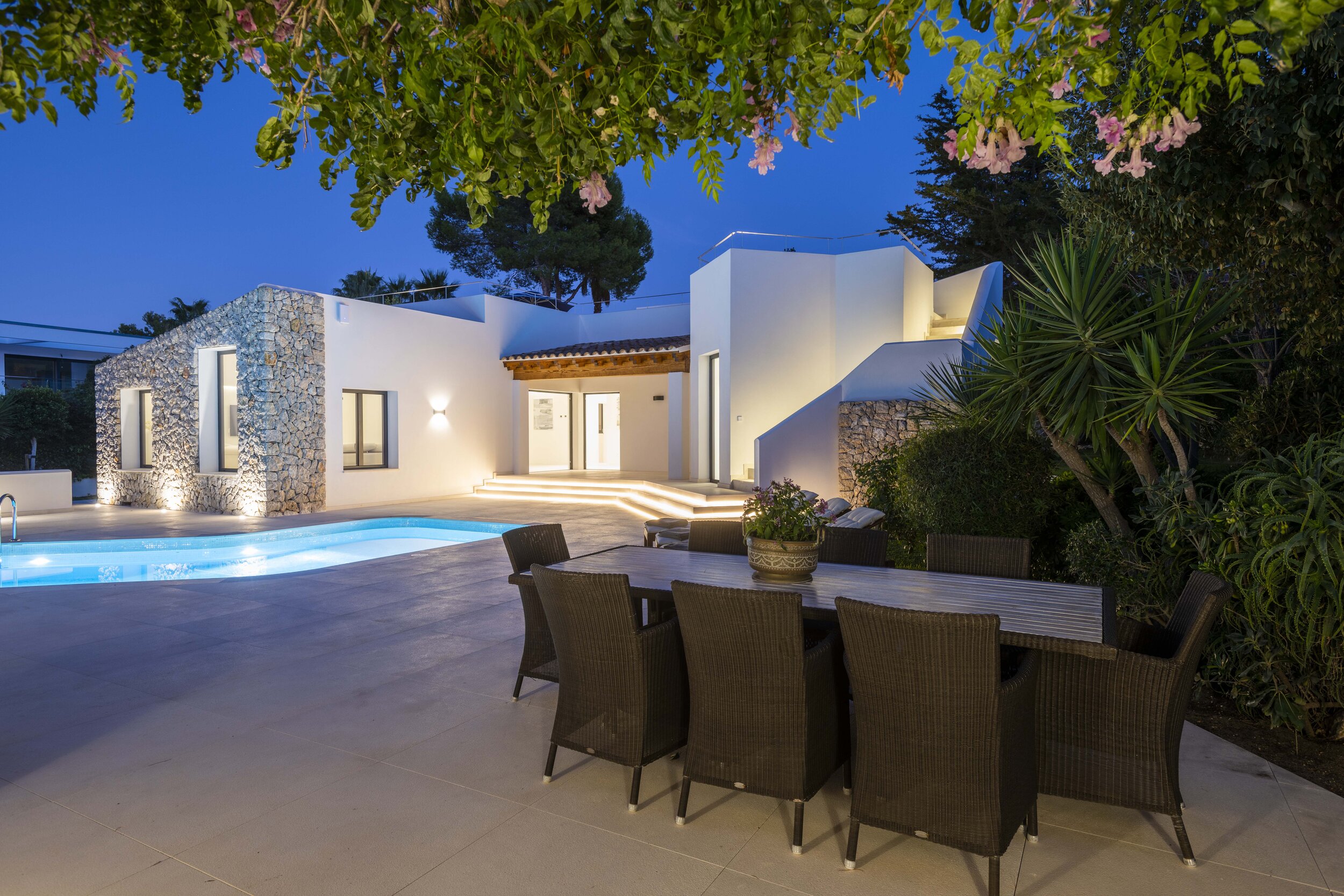 Enjoy Mallorca's mediterranean lifestyle by the pool and bbq.