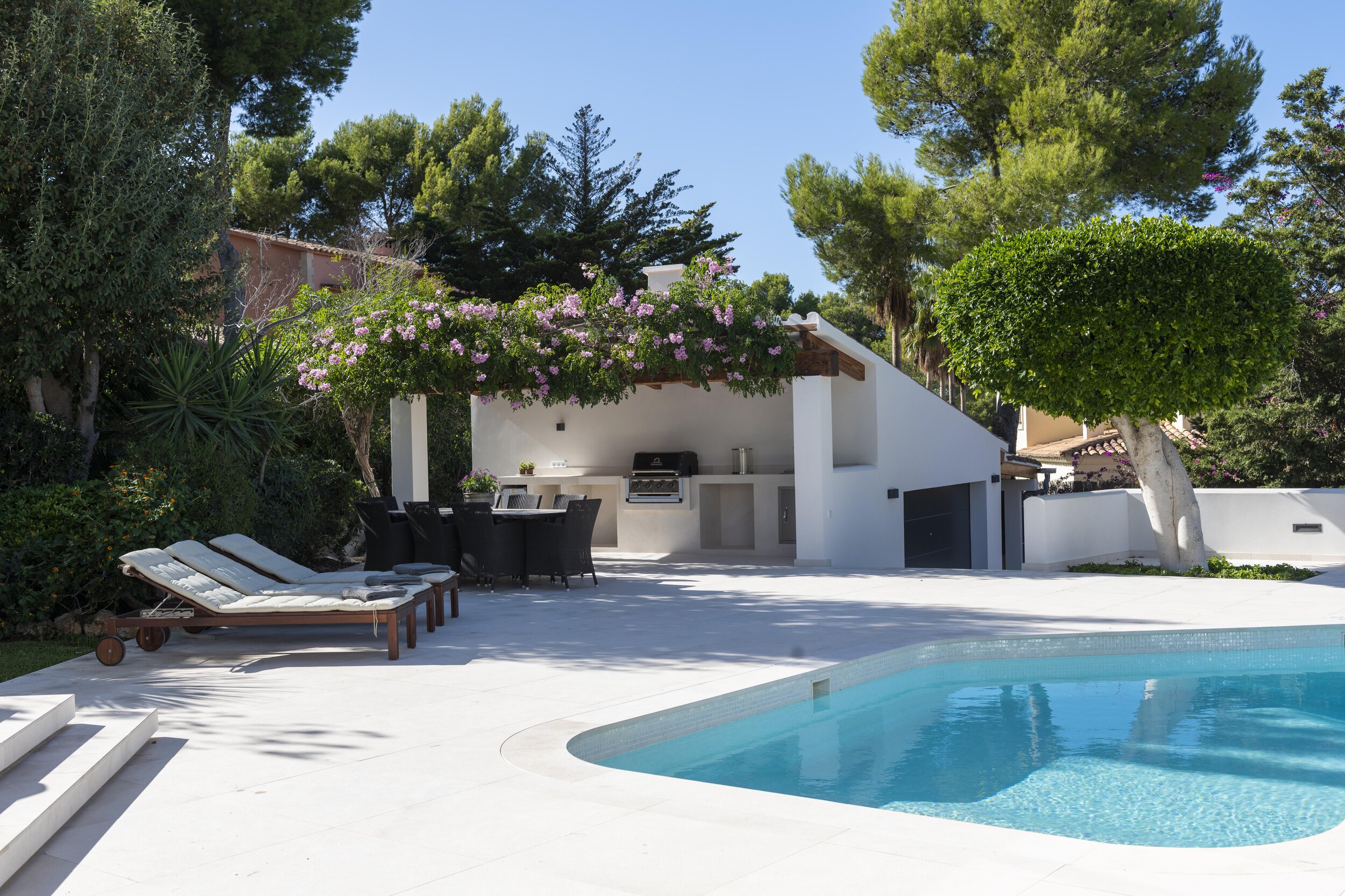 Perfect entertaining terrace ideal for friends and family gatherings.