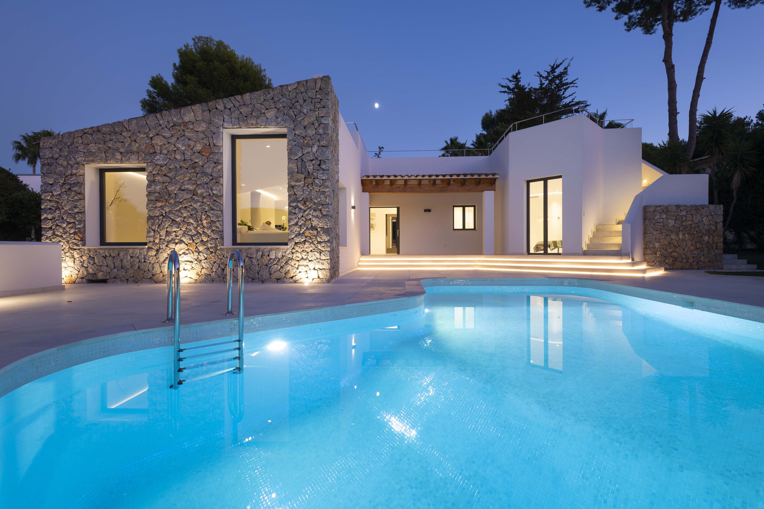 Top quality restoration of Mallorcan morece stone, highlighted by the soft focal lights and pool lights.