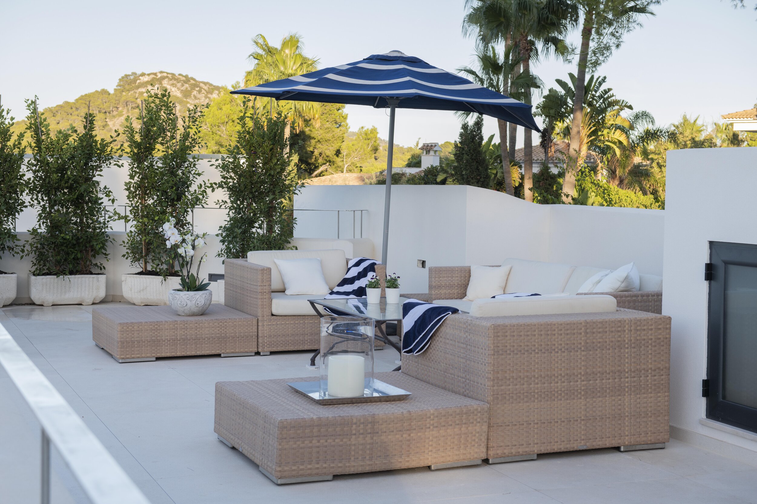 Relaxing chill out roof terrace with Dedon suite of the highest quality.
