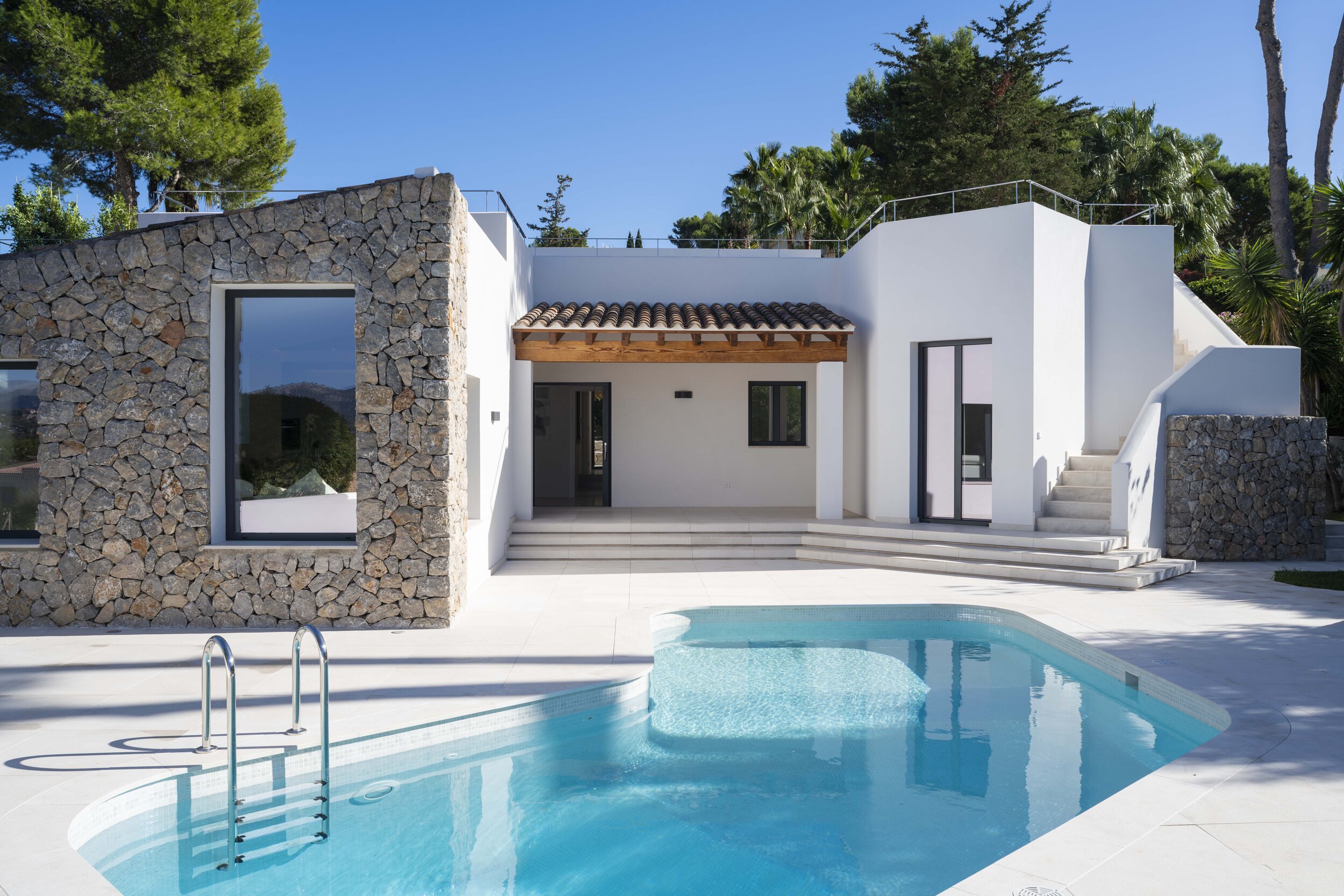 The contemporary aspect of the house is highlighted by the white walls which are juxtaposed with Mallorcan Marez stone.