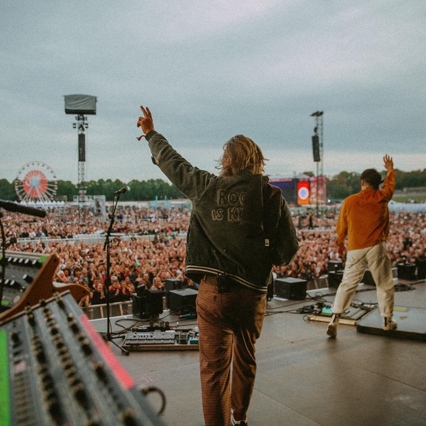 Milky Chance dump II @lollapaloozade

#milkychance #milkychancefamily #lollapaloozaberlin #lollapalooza2022 #festivalsummer #artistportrait #bandfotografie