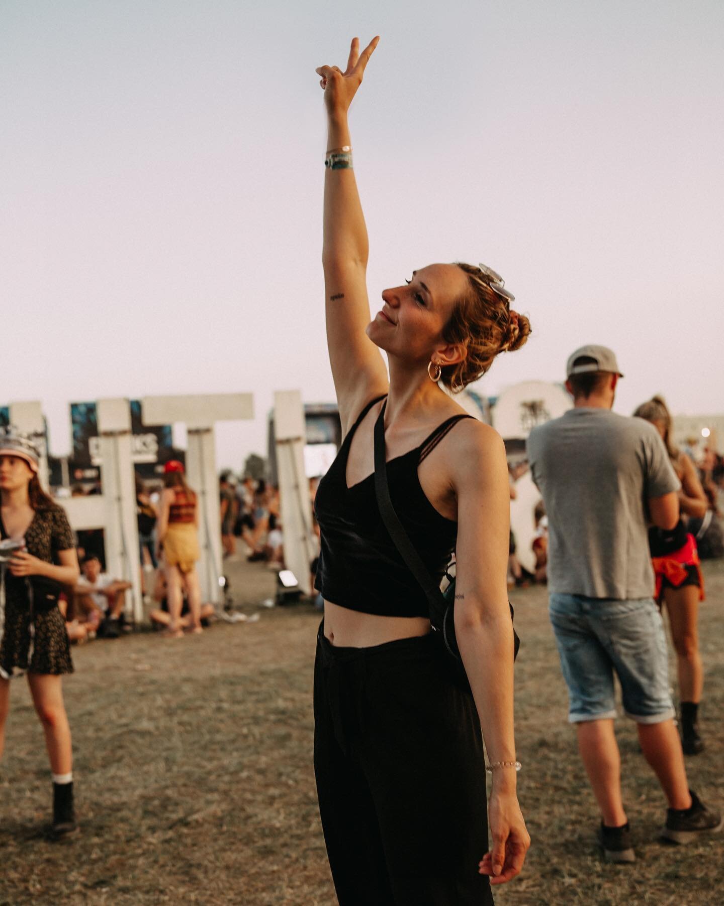 Take more time to be proud of yourself and to be happy about being yourself ✌🏻

📷 @domi.ck 
#southsidefestival #konzertfotograf #tourmanagerlife #womeninmusicbusiness #festivalsommer