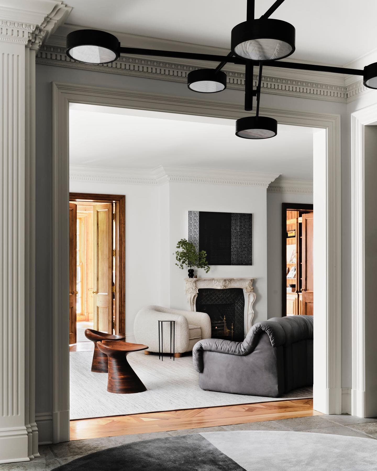 Expanded viewpoint. This serene room designed by @chadcalebdorsey won a 2022 PaperCity Design Award for Best Singular Space for Living or Great Room, Recreation, Entertainment, Media Room. 
Judge&rsquo;s Remarks: &ldquo;Wow. Very rich, bold, and mode