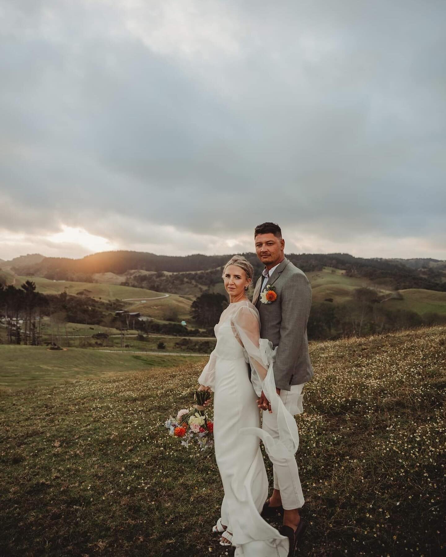 L A U R E N +  M A T T ~ engagement turned surprise wedding and we&rsquo;re so here for their epic party! 

10 x 15m Hampton for 100 guests cocktail style 🧡

📷 @jennazanephotography_weddings 
Stunning florals by @whererosemarygrows