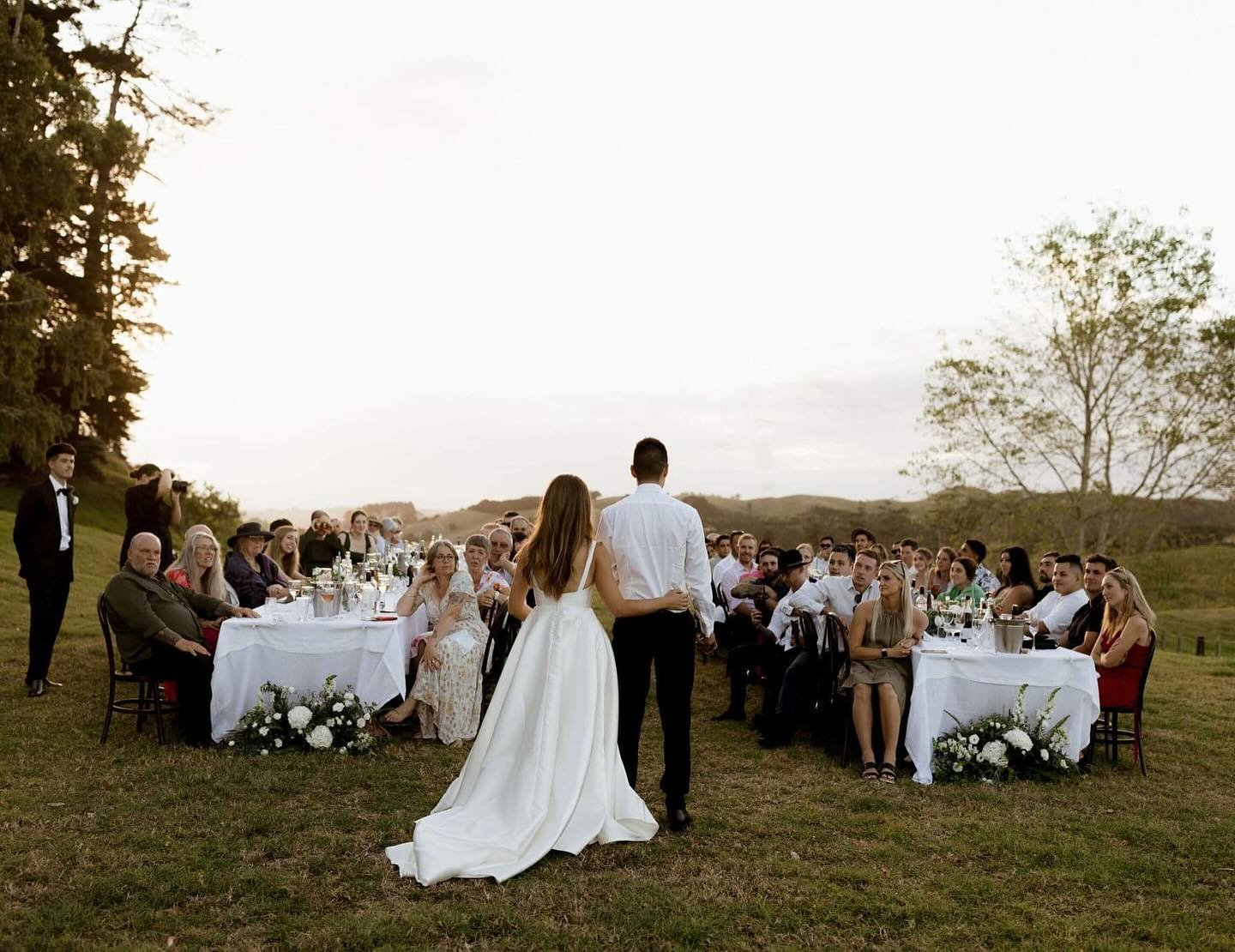 Warm summer nights and the cutest alfresco dining spot for R + R ✨

WL - Walnut bentwood chairs and black leg trestle combo 😍 

📷 @brijanacatoweddings