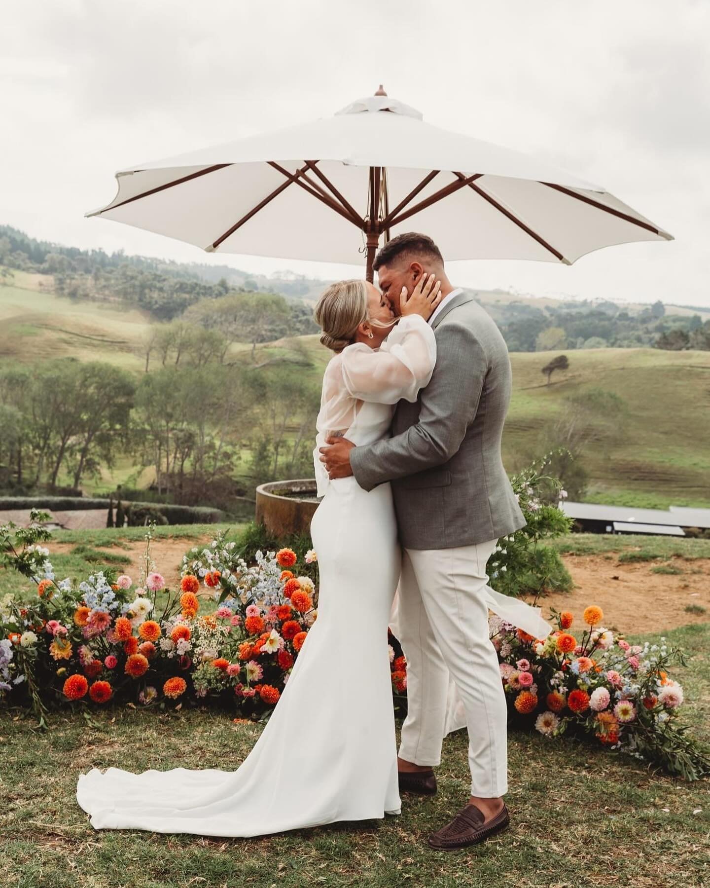 F L O R A L S ~  I adoooore the creative process around bringing to life floral elements within a wedding. Collaborating with a skilled florist that reflects your style and love story is so key. We&rsquo;re a big fan of @whererosemarygrows and her wo