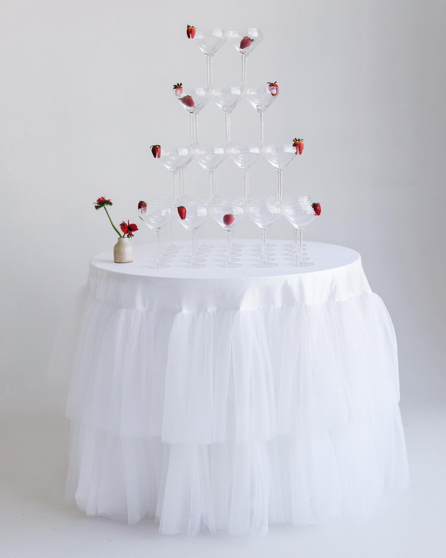 N E W  T O  H I R E ~ 
champagne/cocktail coupes just in time for summer 🍓💃

Feat the absolute showstopper tulle skirt from @tble__linen__hire 

OBSESSED!