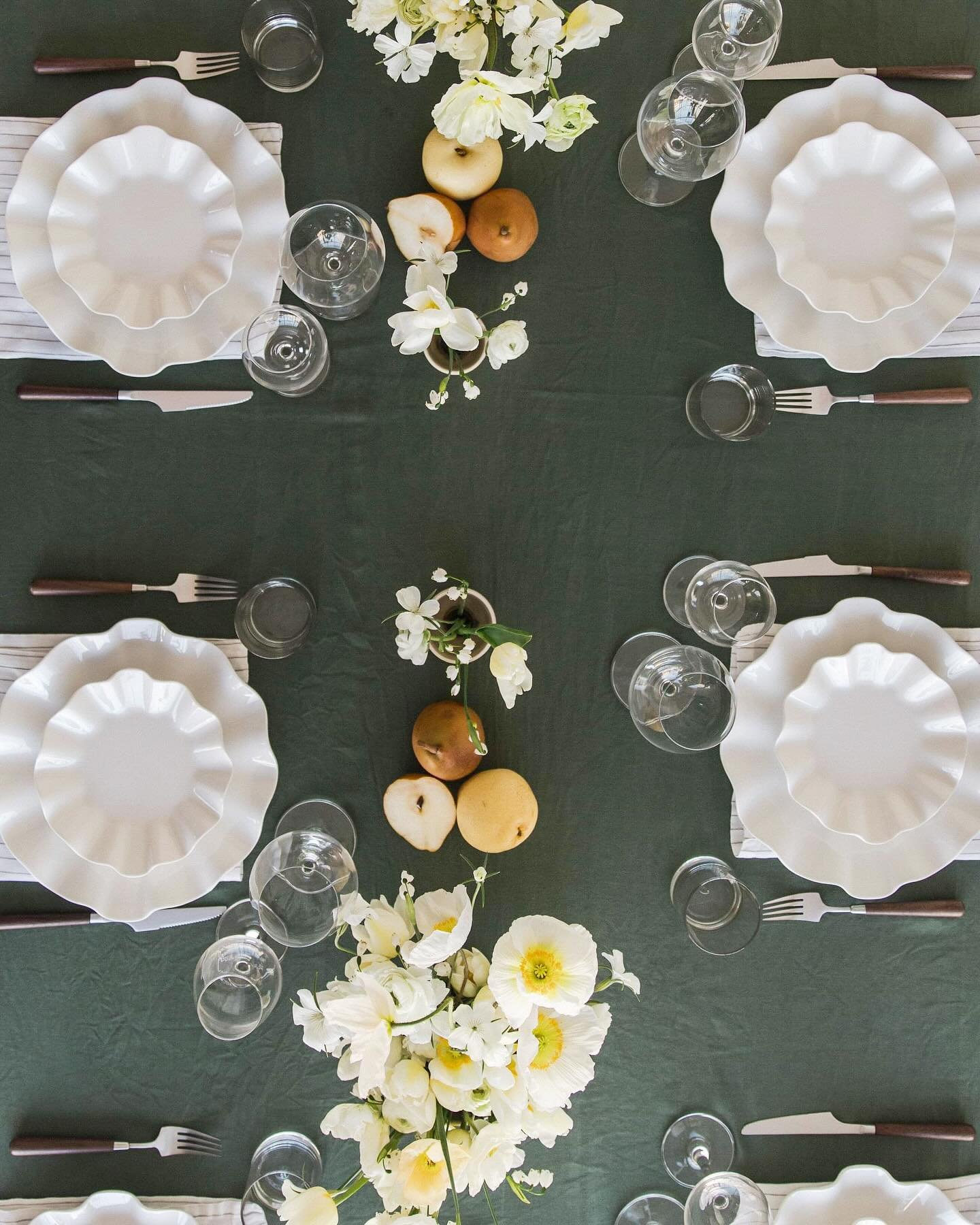 Birds eye // Ruffle plates 
Now available for hire 🤍

Linen @tble__linen__hire 
Florals @whererosemarygrows