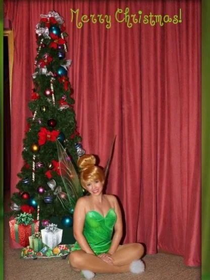 MERRY CHRISTMAS!!!! Here&rsquo;s a little holdiday Throwback Thursday! One of my favorite parts of working for the theme parks was working holidays. Everyone was always in a good mood and it really got me in the holiday spirit 🥹 Even though the pay 