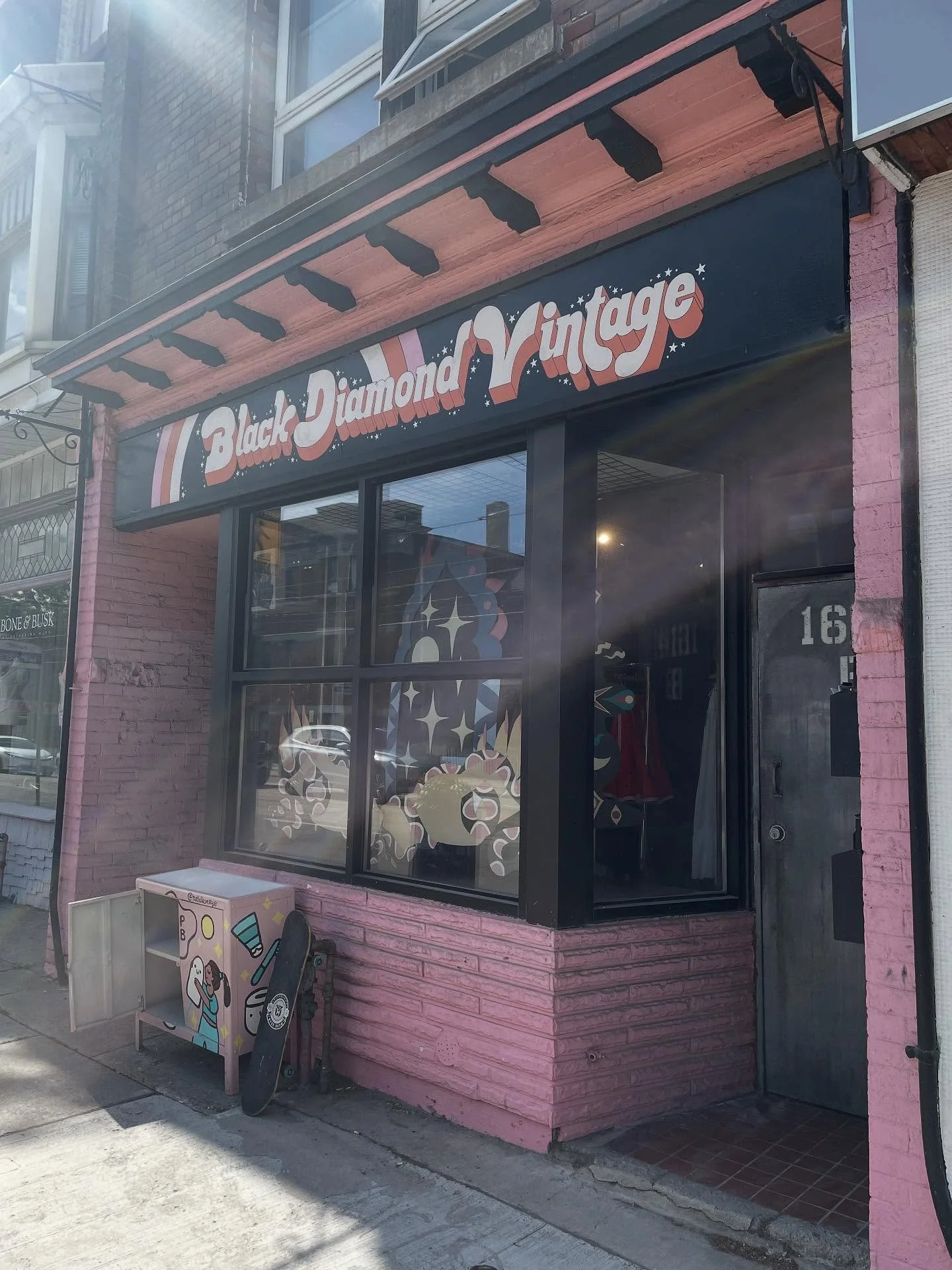 🖤💎

#typography #font #fontnerd #design #designinreallife #toronto #torontourbanstrolls #torontosmallbusiness #supportlocal #supportsmallbusiness #torontosmallbusiness #vintage #vintageclothing