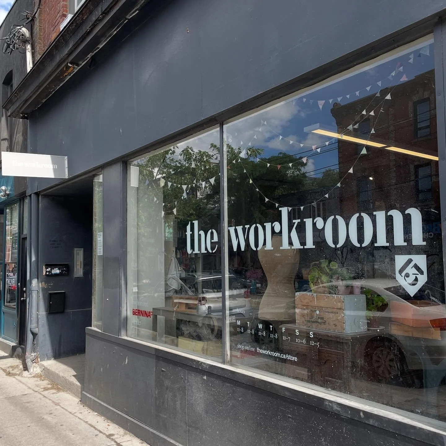 🪡🧵

#typography #font #fontnerd #design #designinreallife #toronto #torontourbanstrolls #streetsoftoronto #workroom #craft