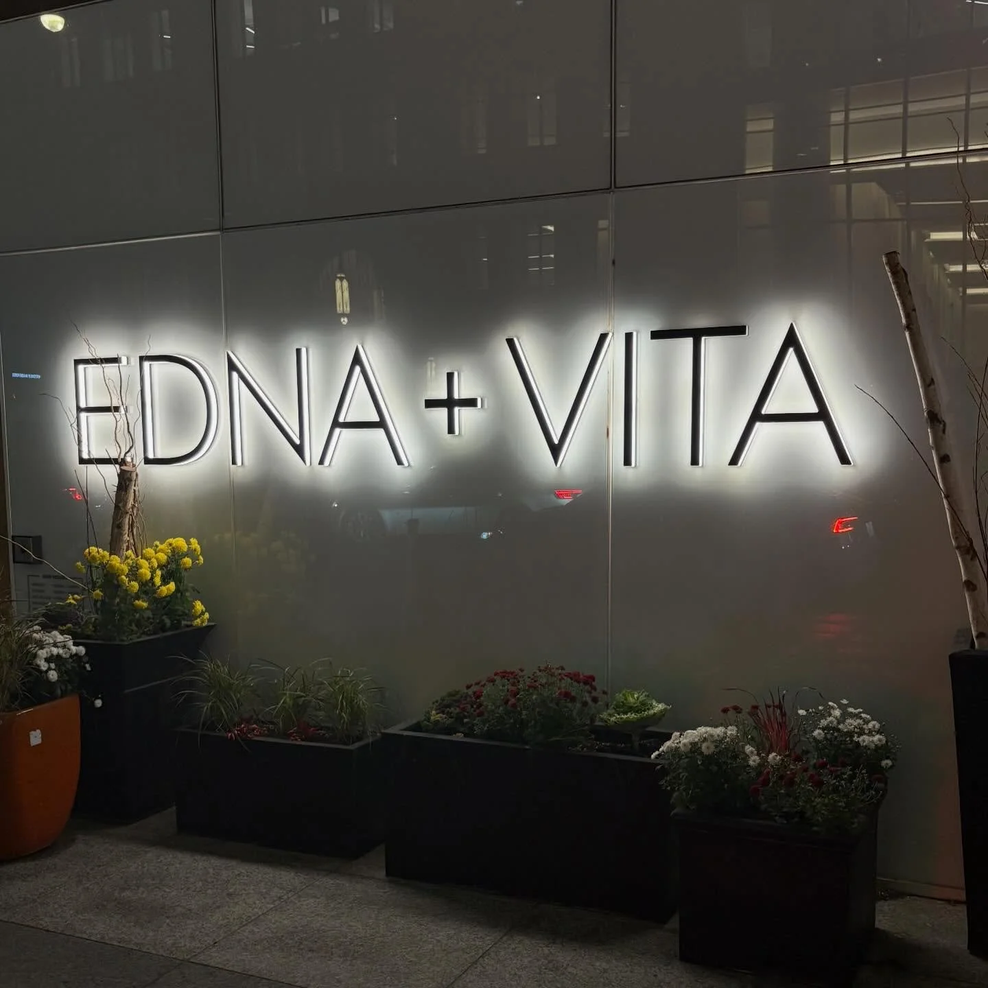 🍝 🍷 

#typography #design #toronto #torontorestaurants #ednavita