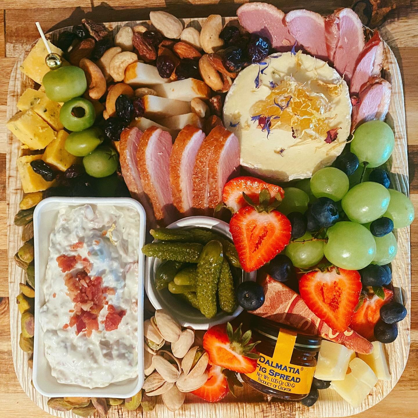 PLATTER:: GOOD COMPANY! 👯&zwj;♀️
Friday Ladies night and Happy Hours @ home are looking a lot sexier these days when you order one of these for pick up on your way home after a long work week! 
🥂🍾 
Add a bottle of wine to complete the order and ad