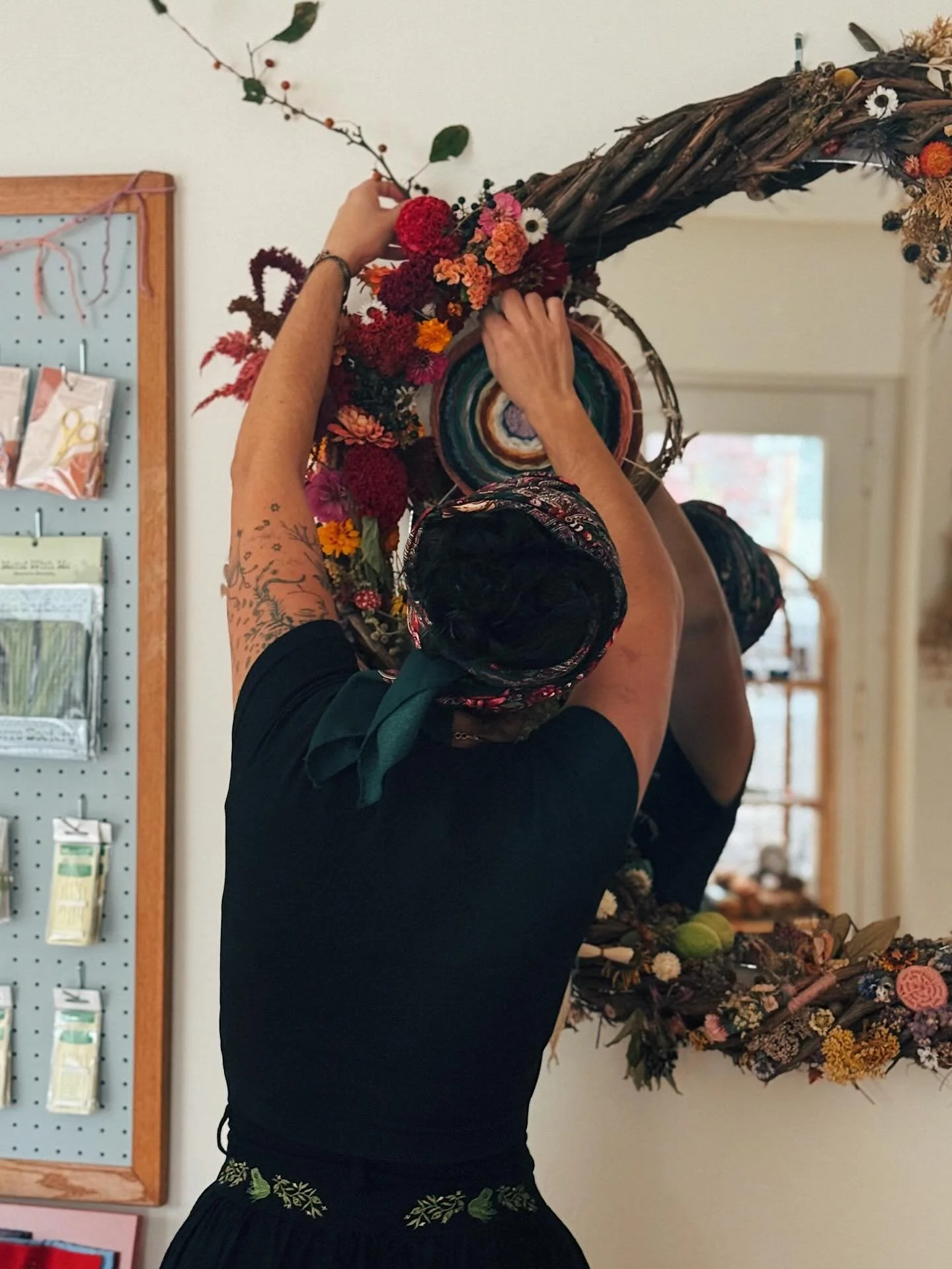 samhain blessings in the studio brought to you by @weaves_shoots_and_leaves 
with each turn of the wheel, dani dresses the wreath with her beautiful flowers as well as small offerings gathered around the studio — a true collaboration of creati