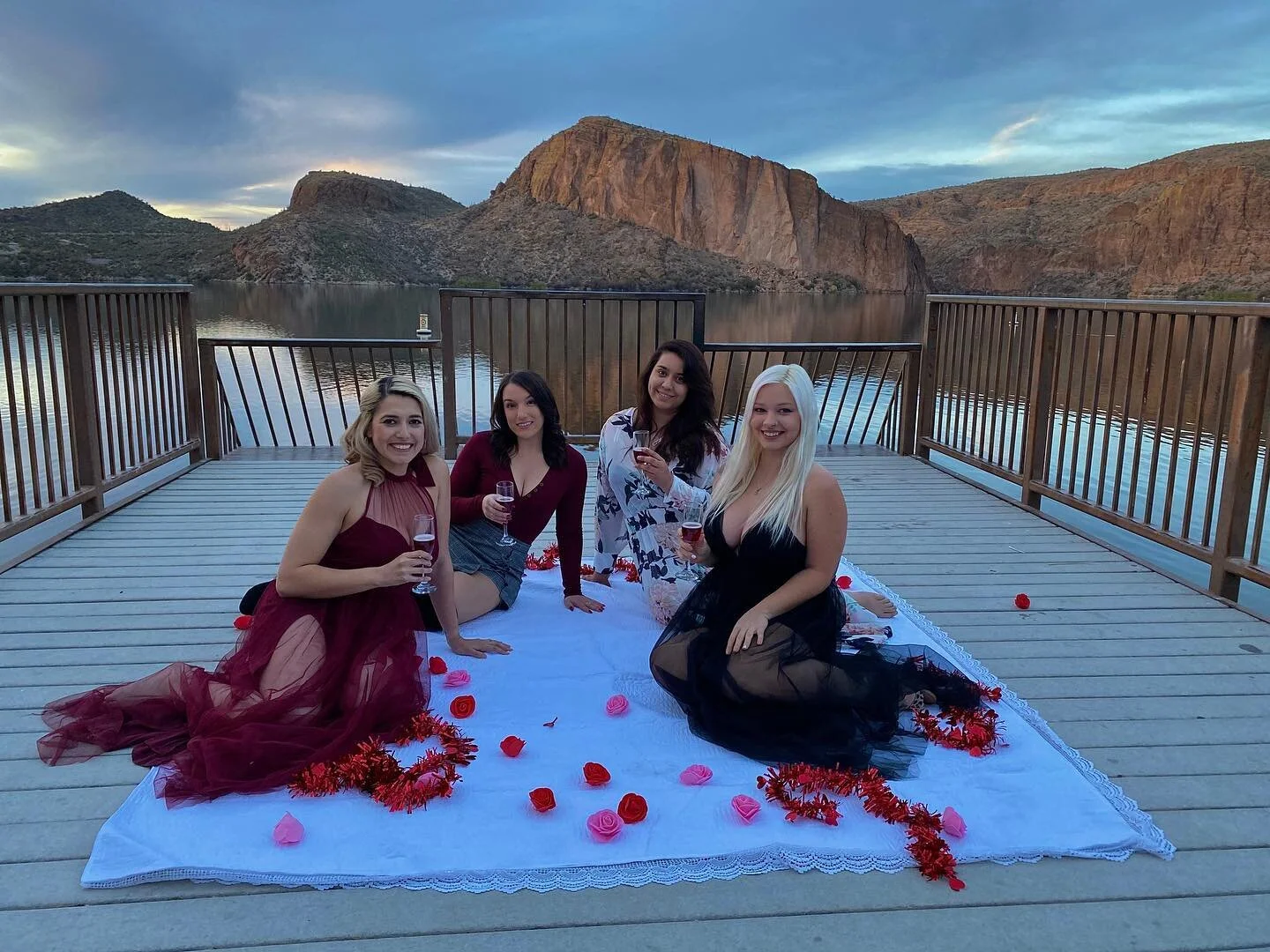 Canyon lake, AZ picnic 🥰 @victoriaxtravel 

#arizona #canyonlake #nature #picnic #chacuterieboard #travel #nationalpark #hiking #travelwithstrangers #girlstrip