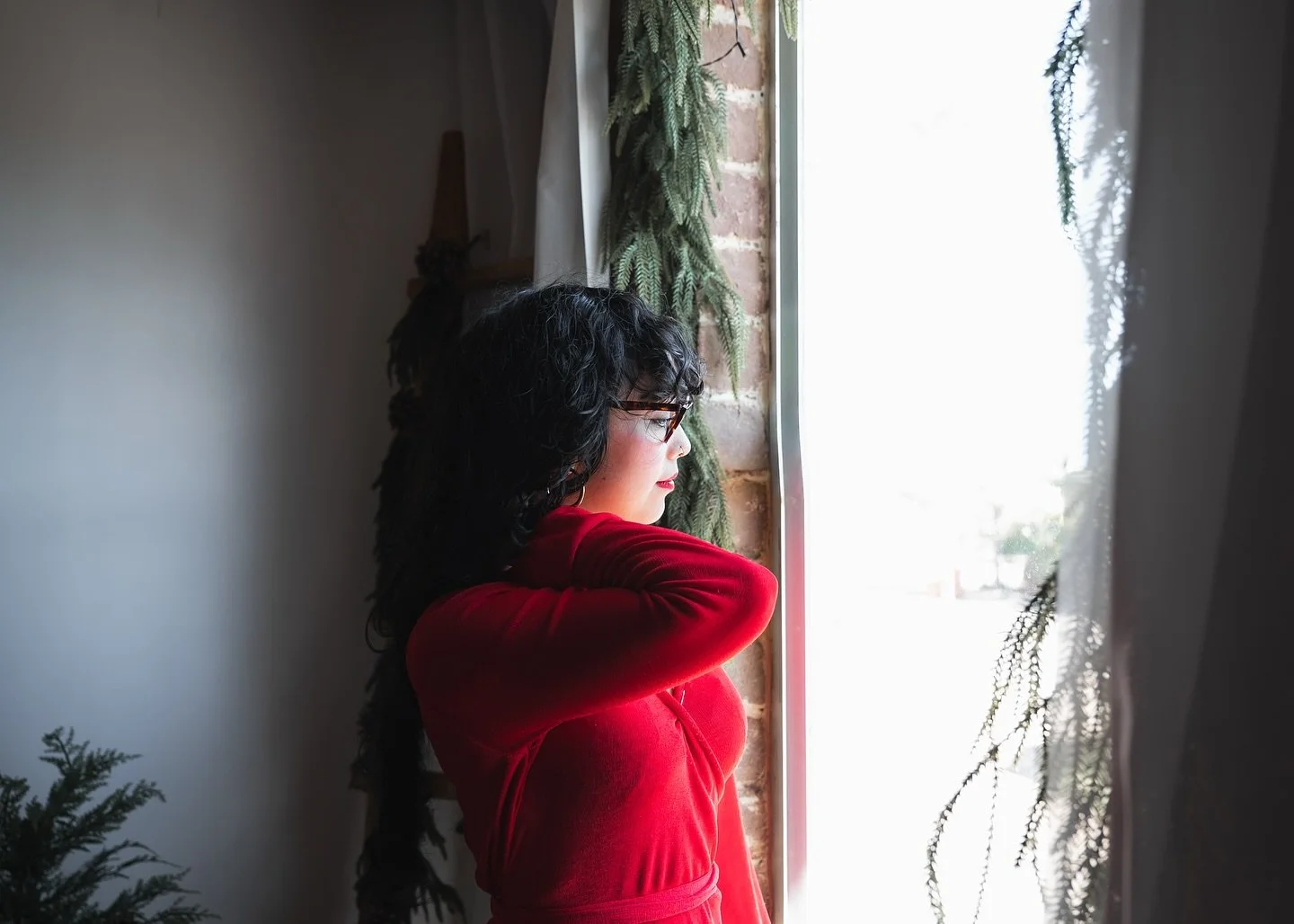 My dear giving Disney Princess vibes in the studio this weekend ❤️💚❤️
.
.
.
#tempeaz #pinkcactusphotoaz #holidayshoot #snowwhite #redandgreen #girlswithglassesrock