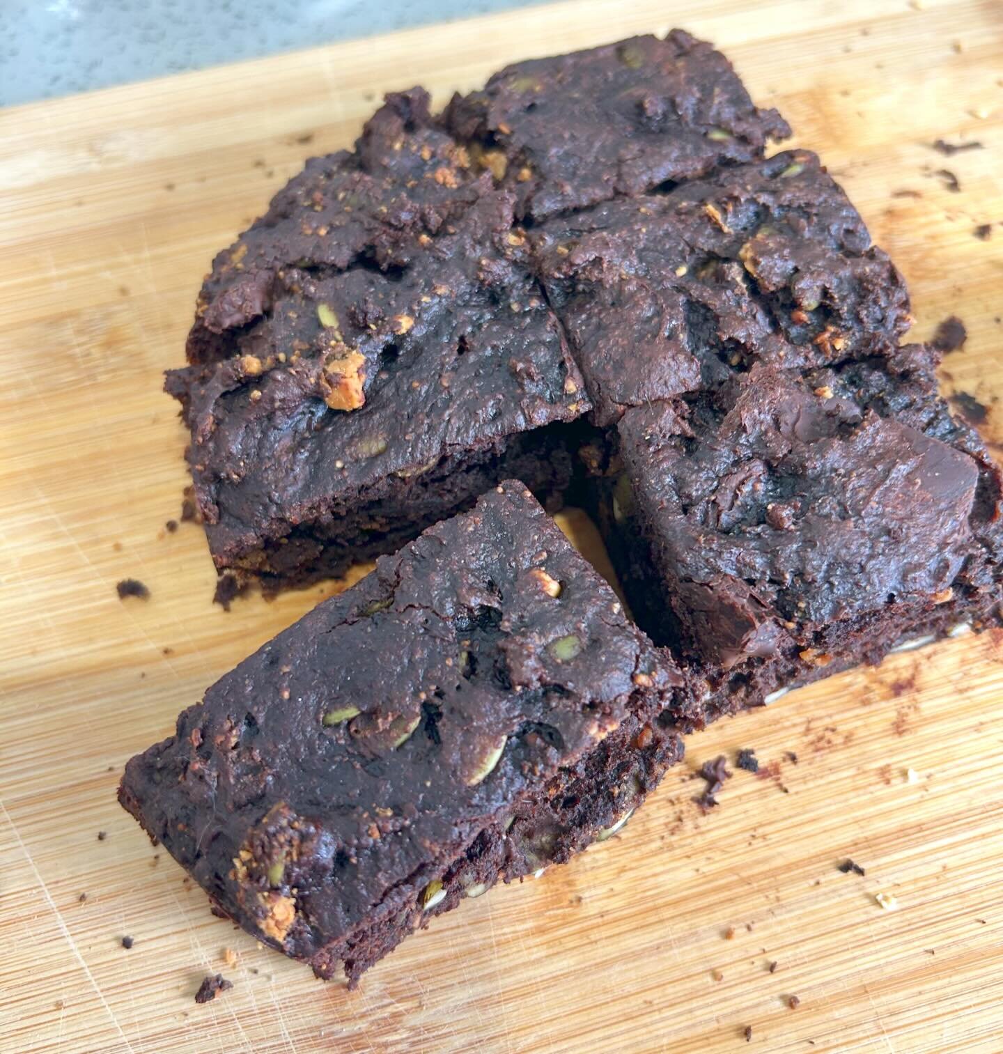 Brownies but make them vegan, grain-free, gluten-free and refined sugar-free !! 🤎🤎🤎

Ingredients ~ 
40 g / &frac14; cup linseed (flax seed) meal
1 teaspoon baking powder
&frac12; teaspoon bicarbonate of soda 
60 g / 1/2 cup raw cacao powder or coc