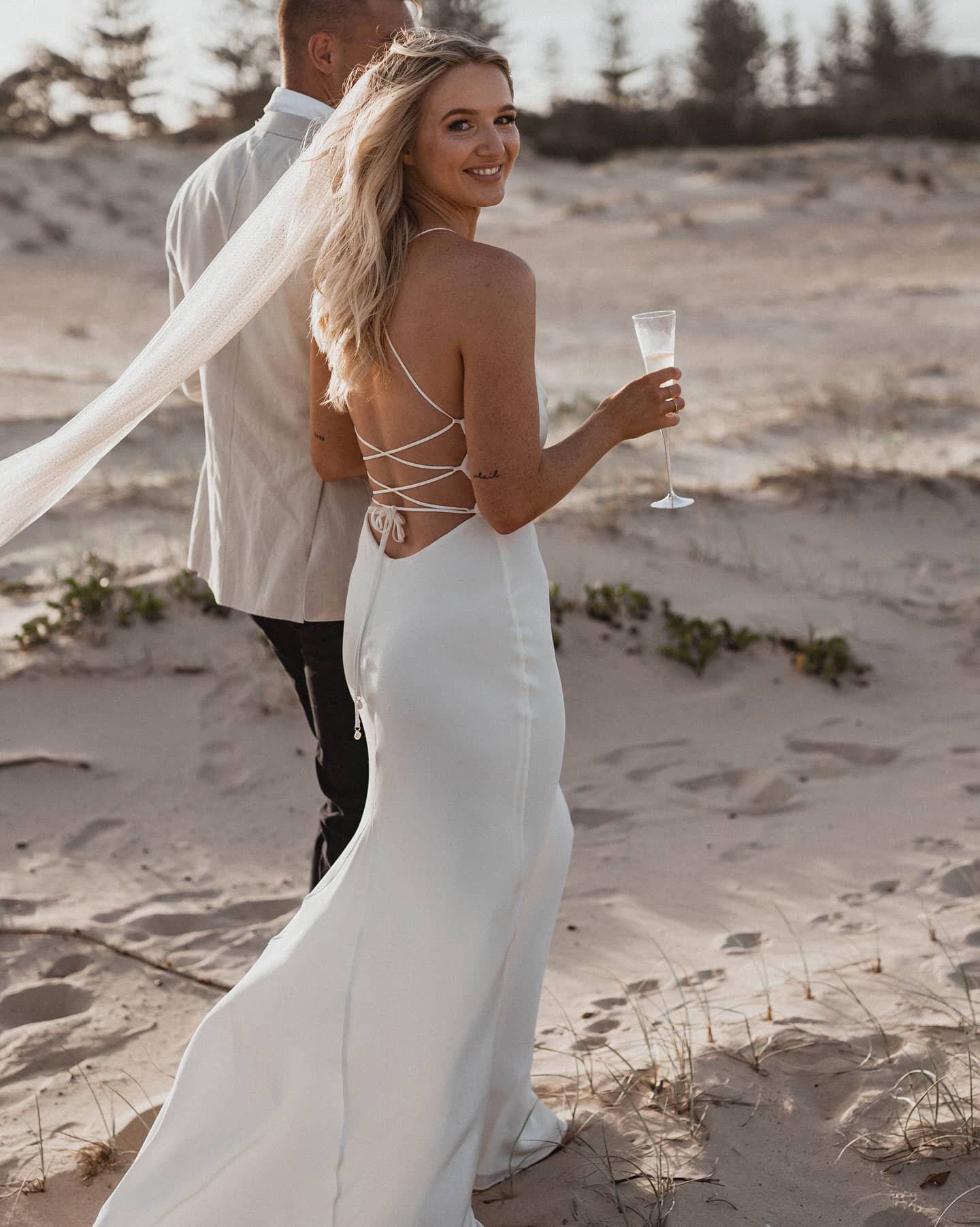 Who else loves Alana and Ethan's DIY beach wedding?? With the beach as their backdrop and closest family and friends surrounding them, then followed by a fun after party. What more could you want ❤😊🌊