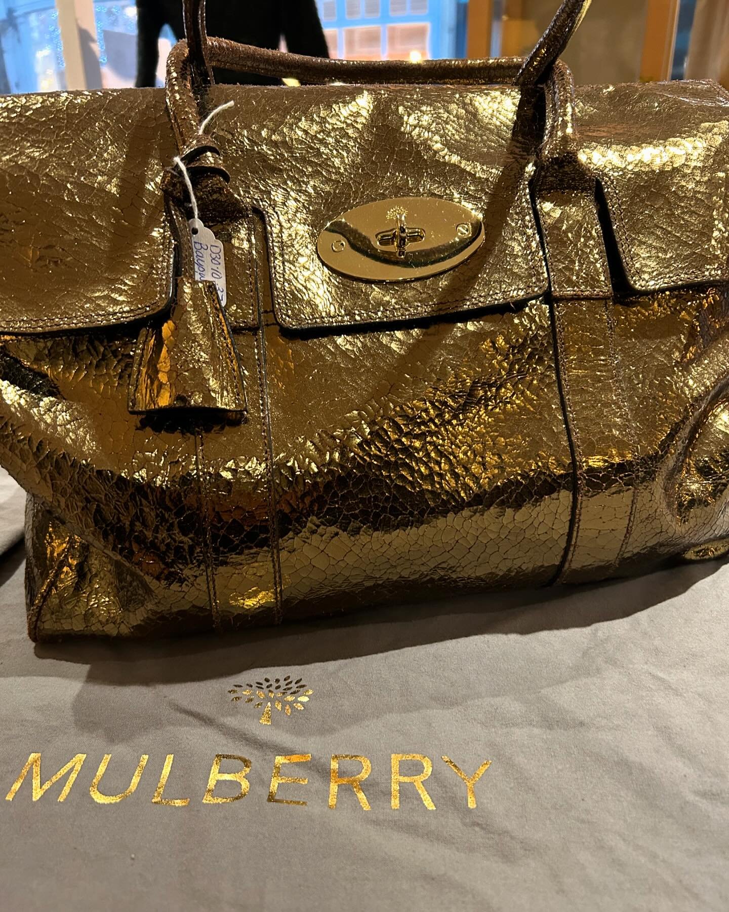 Perfect for that special Christmas&rsquo;s gift . Bayswater Mulberry bag in gold