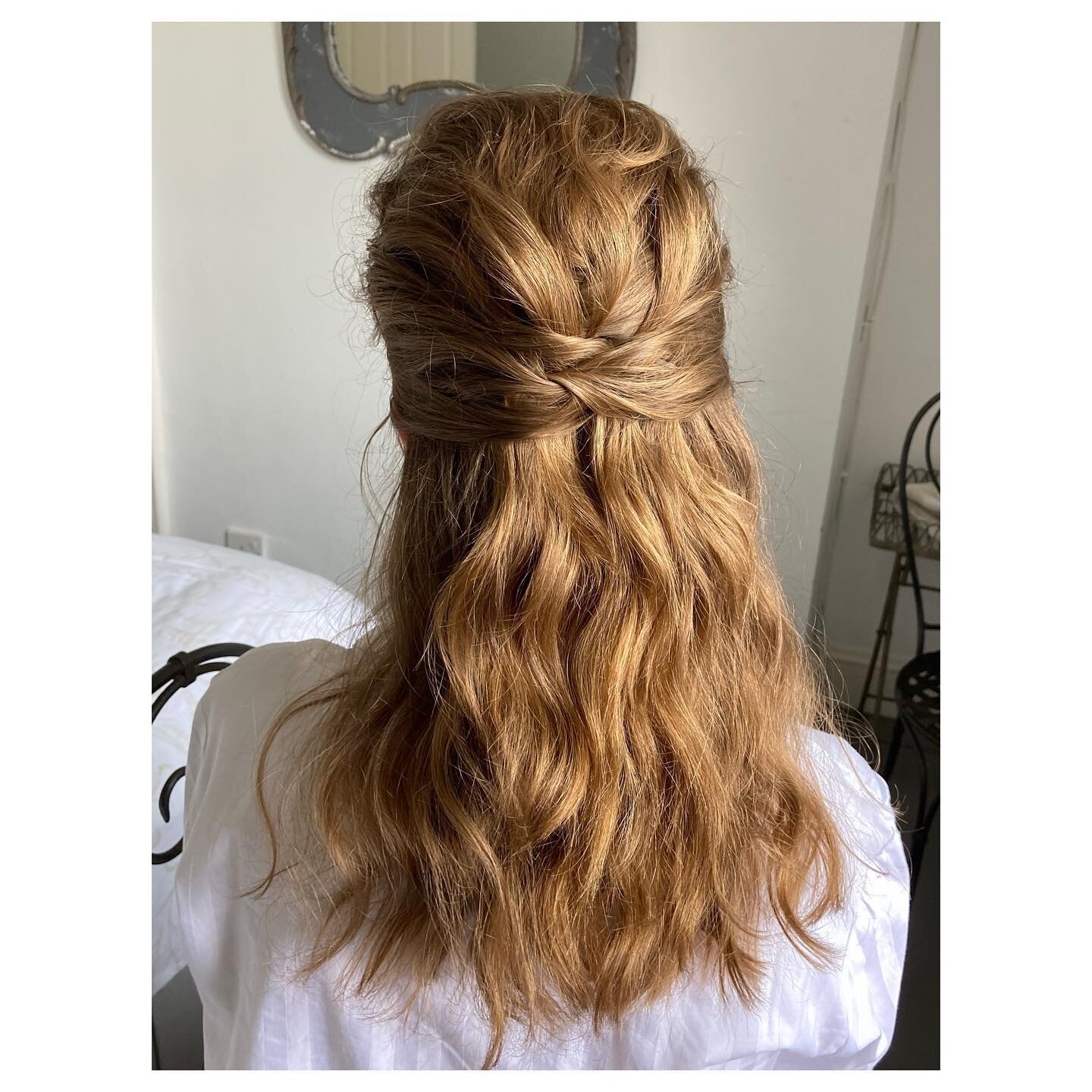 I loved creating this romantic style for gorgeous Ella at the weekend. So soft and pretty on such beautiful hair&hellip; What a pleasure it was! 

Working on behalf of @oliviaferrerhairandmakeup

#londonwedding #romantichairstyle #romanticweddinghair