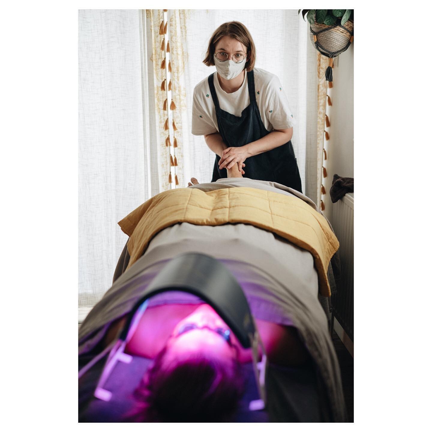 How do you like your LED light therapy?&hellip;. That&rsquo;s right with a foot massage!! This is a winner of &lsquo;add on&rsquo;! 

#brightonsmallbusiness #holisticfacial #brightonwellbeing #ledlighttherapy #glowingskin #facialtreatment #facialstud