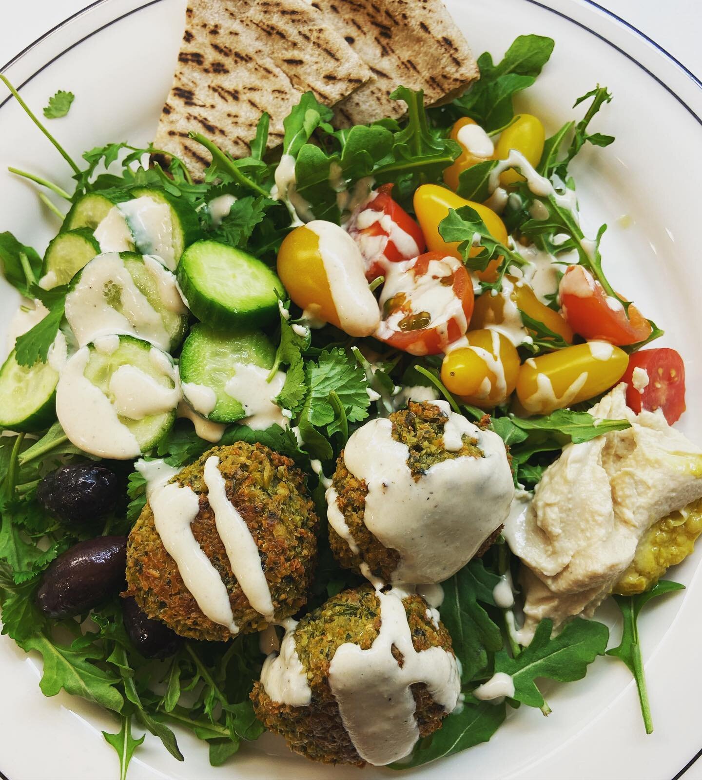 Don&rsquo;t mind me, just making another ball shaped meal!
🍋
Can&rsquo;t believe I waited until the pandemic to make my own falafels. This @loveandlemons baked falafel are so easy and so good!!! Love making a plate with all the fixings and of course