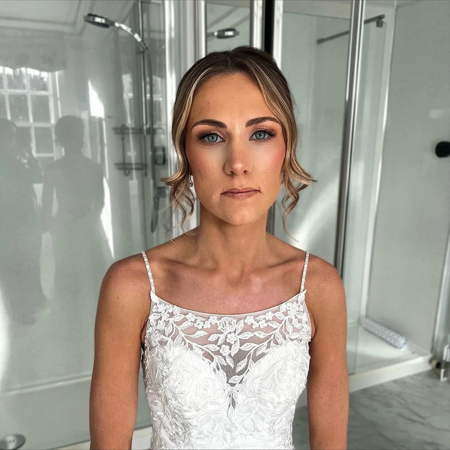 Bridal Beauty ✨ Using champagne shimmers to create a classic bridal glam. We found the most amazing natural lighting in the bathroom 💫

#MUA #MakeupArtist #BridalMakeup