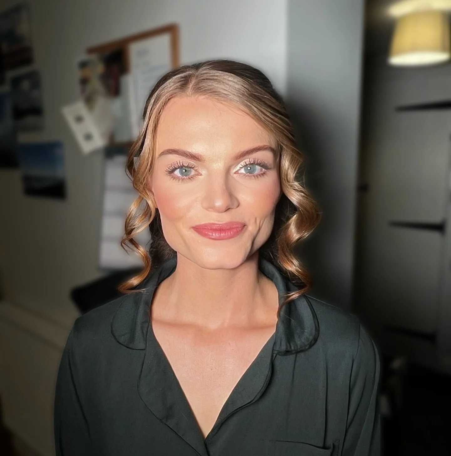 Natural Radiance ✨ Our gorgeous bride, who despite having her makeup done during a power cut, meaning I was relying solely on my battery light! Looked absolutely breathtaking. 

We went for a timeless look with glowing skin, a light shimmer on the ey