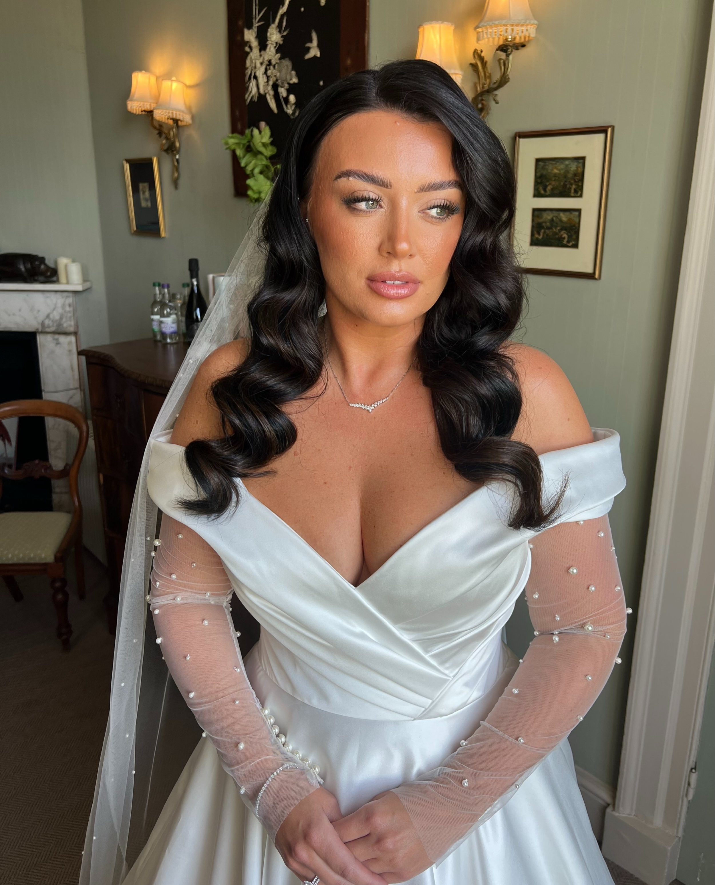 Just beautiful ✨ The request was bronzed, flowing with a soft eye ✨ In love with the final look, complete with gorgeous hair from @hairbyevany 

#norfolkbride #norfolkwedding #bridalhairandmakeup #norfolkweddingsuppliers
