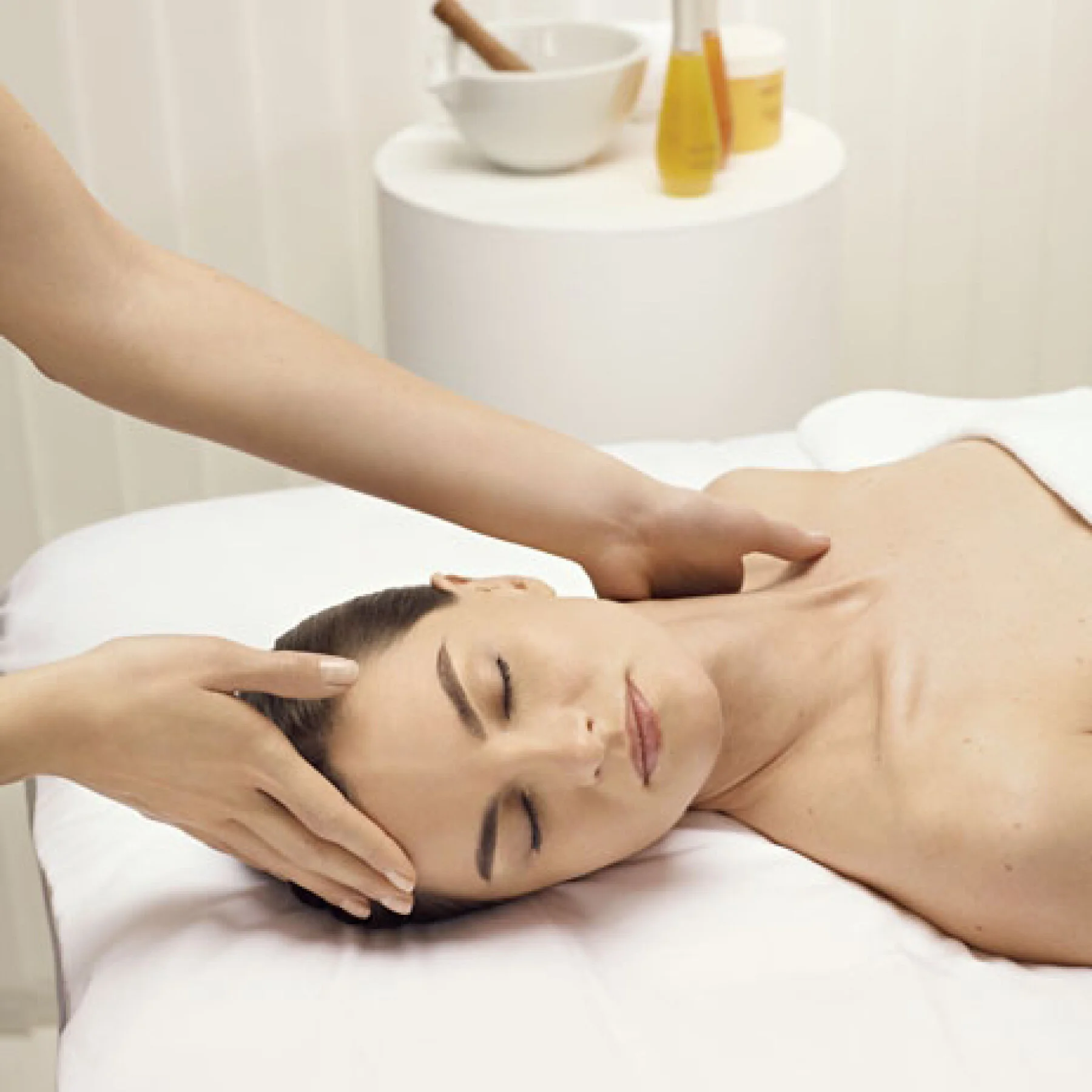 Head massage treatment in Mortimer focusing on scalp, face and décolleté relaxation