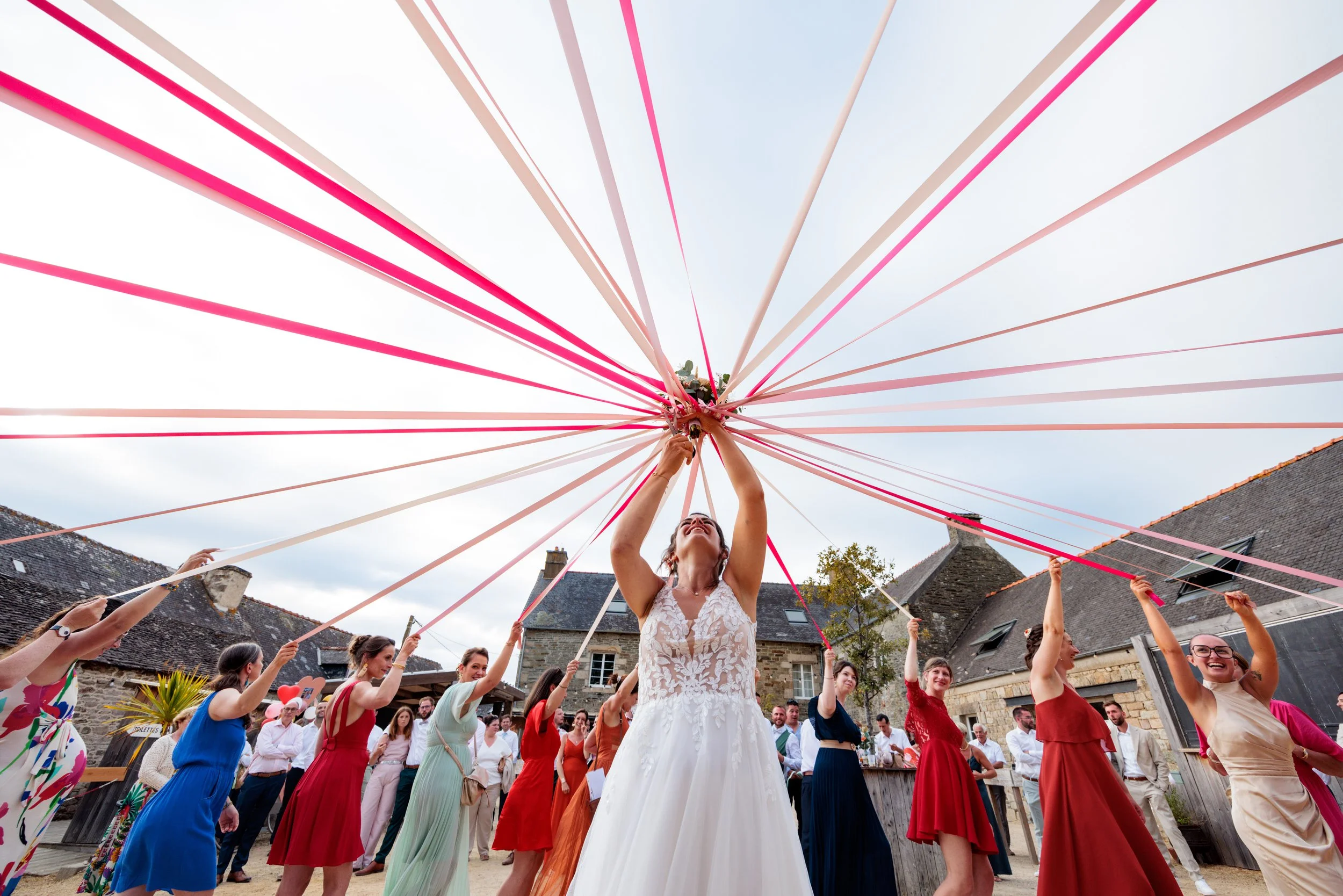 ronde du bouquet de la mariée lors d'un mariage en Côtes d'Armor