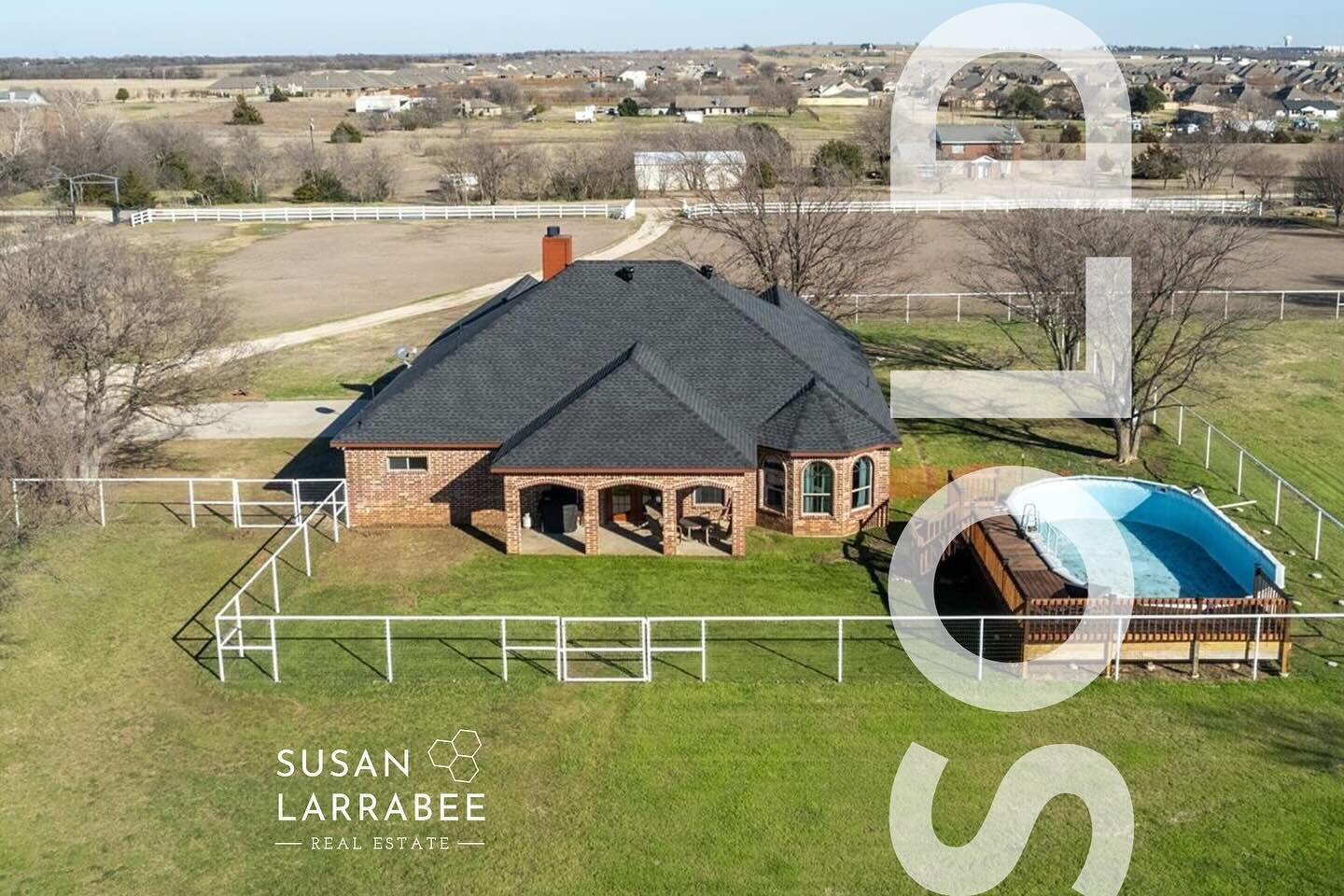 SOLD 🗝️ Welcome to the country life in Krum, TX! 
&bull;
Sold: 312 Southview Ct, 76249 | 4 bed, 2 bath | 2,150 sf | 4.67 acre lot | Offered at $649,000 | Seller Representative