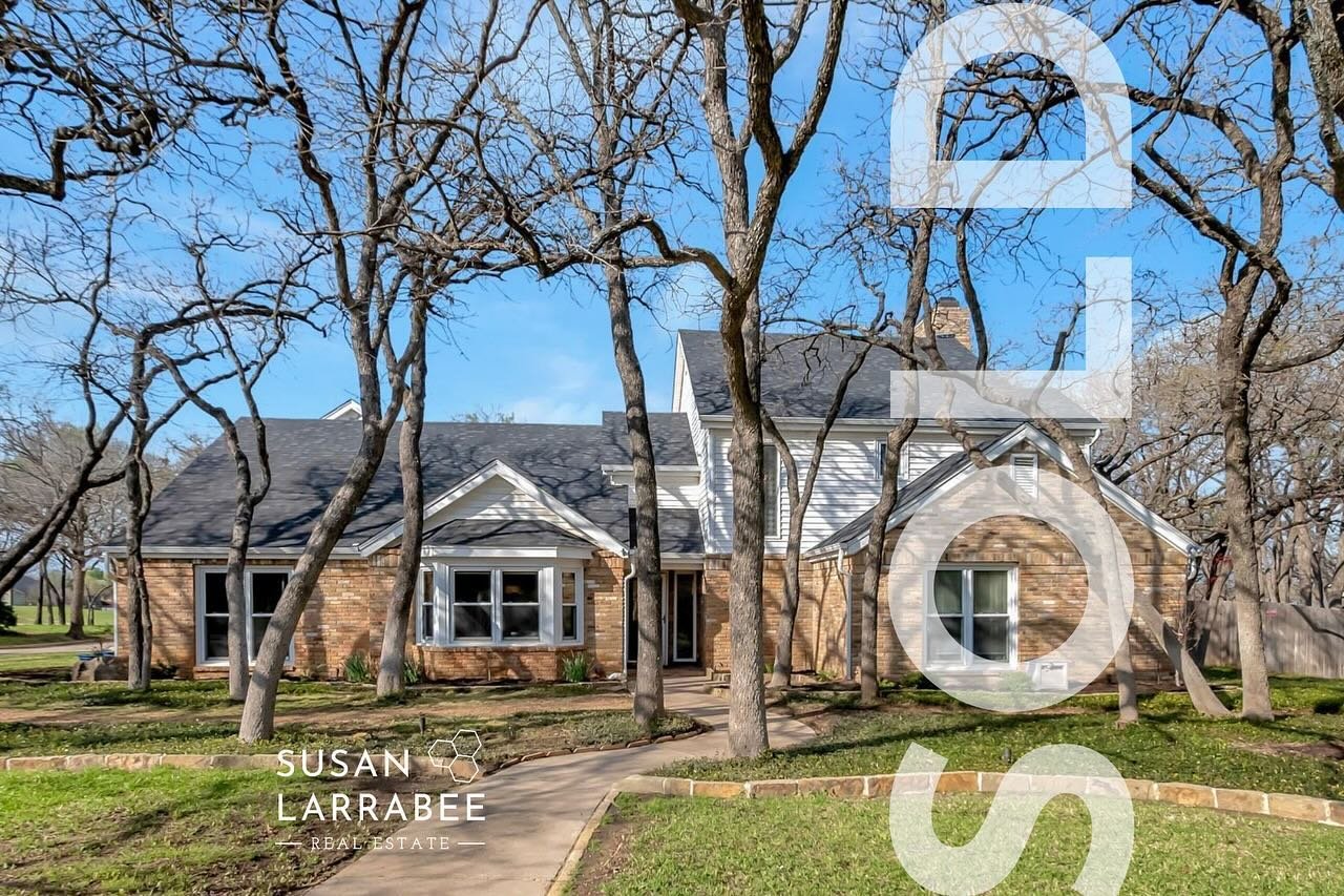 SOLD 🗝️ My clients just closed and funded this beautifully updated home nestled among mature trees and the lush golf fairways of Trophy Club. Say hello to quiet mornings drinking coffee in the light-filled sunroom - I have to admit I&rsquo;m a littl