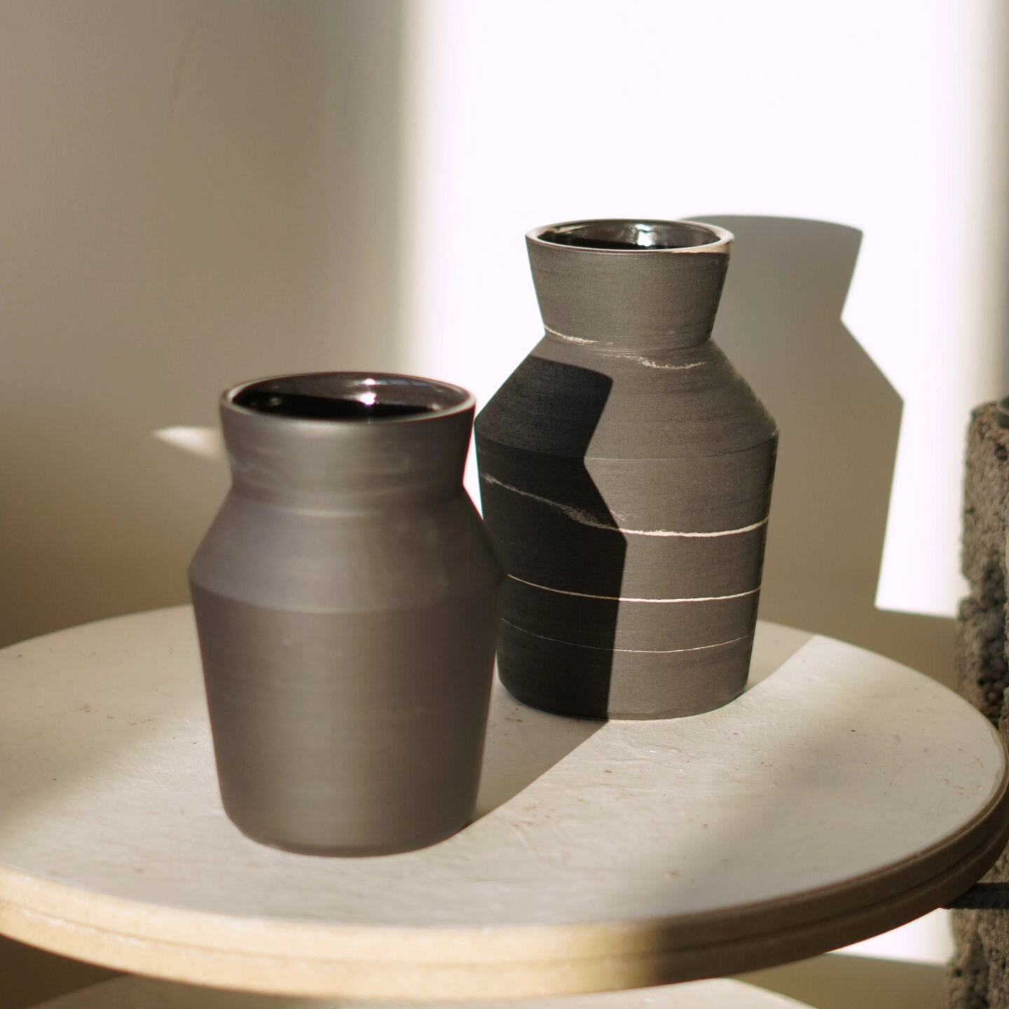 Vaser i svart og hvit steingods 🏺
Laget av Adrian @ymsebirkelid