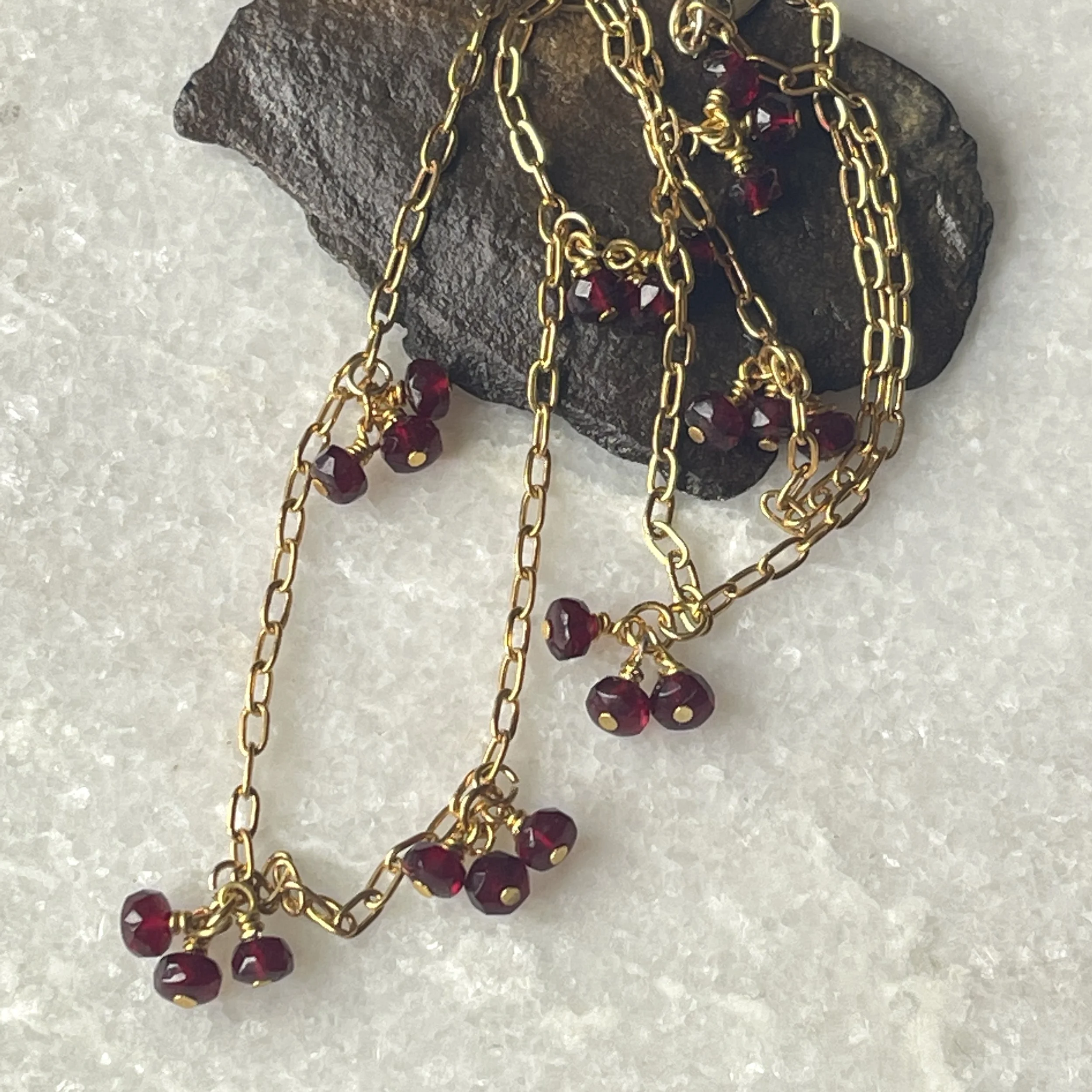 Vintage style genuine garnet dangle necklace 15.5"