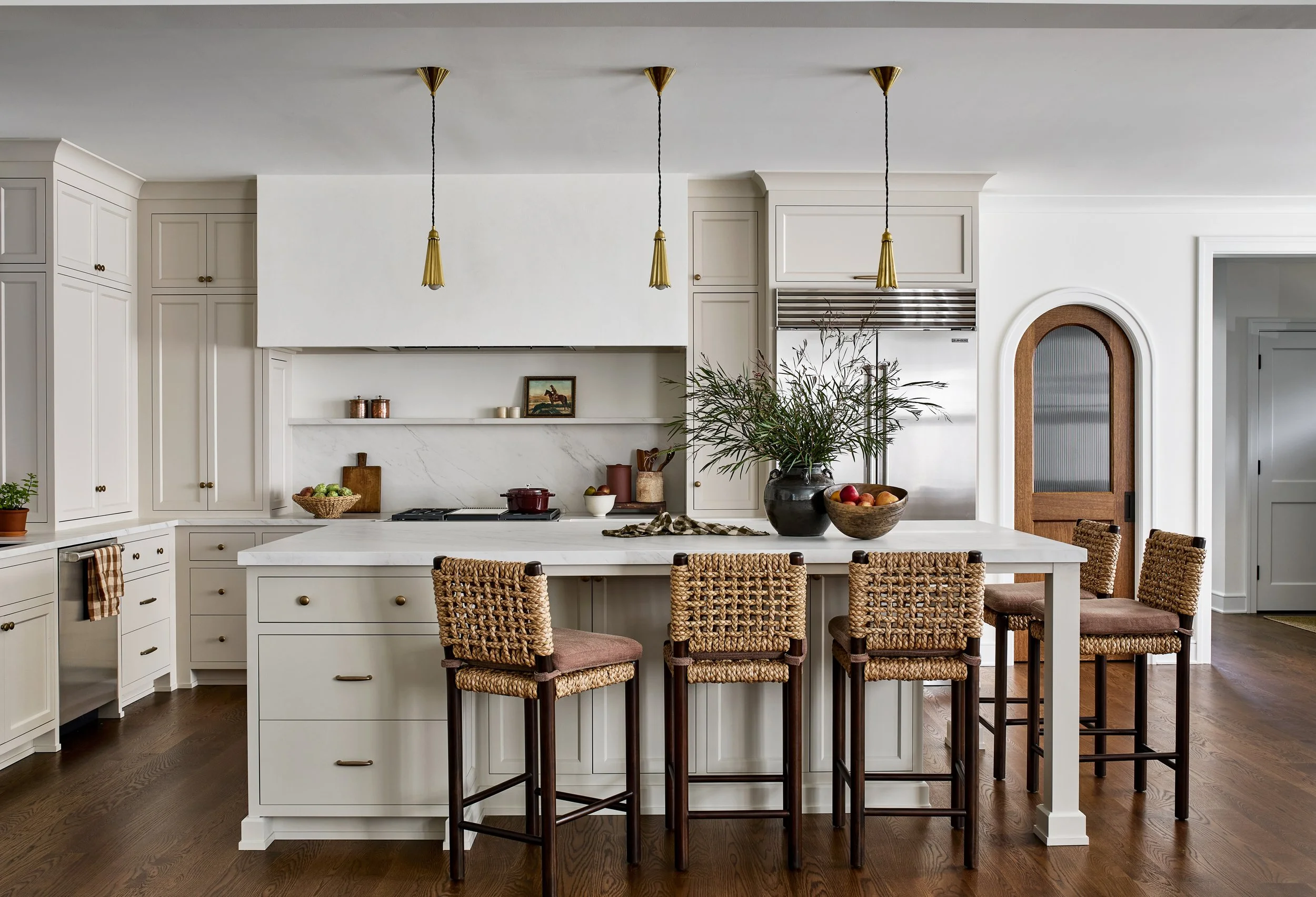 SMALLKitchen_Island_ArchedDoorway_LindseyFrank_MapleAve2025_00053b.jpeg
