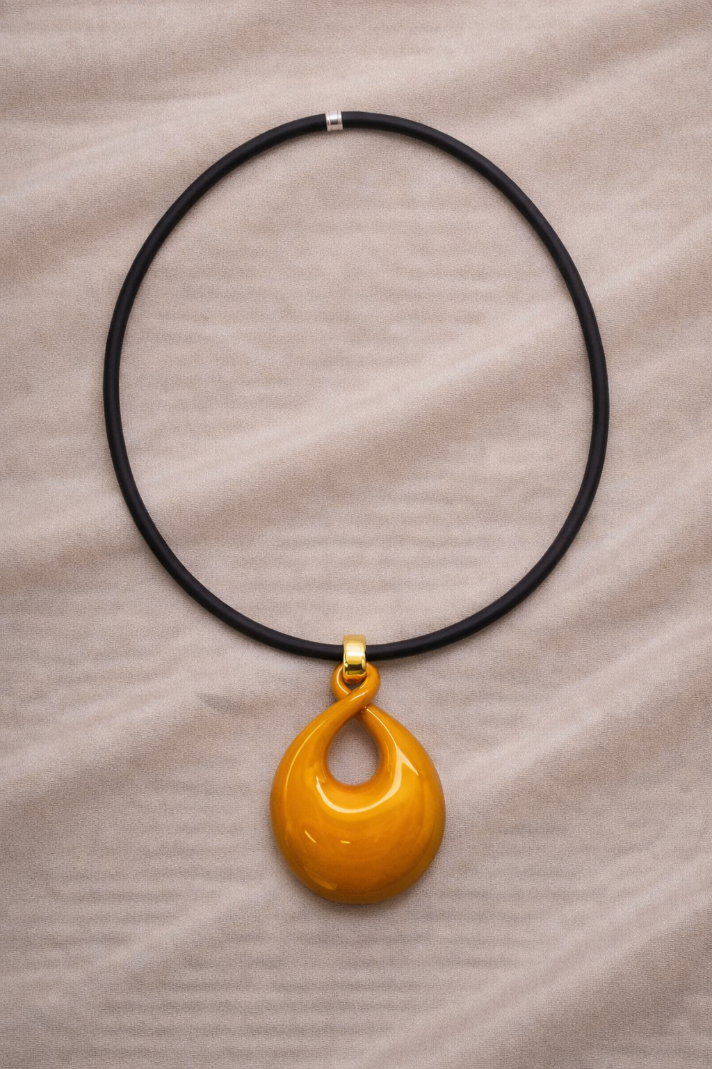 Contorta dorata senape.PNG