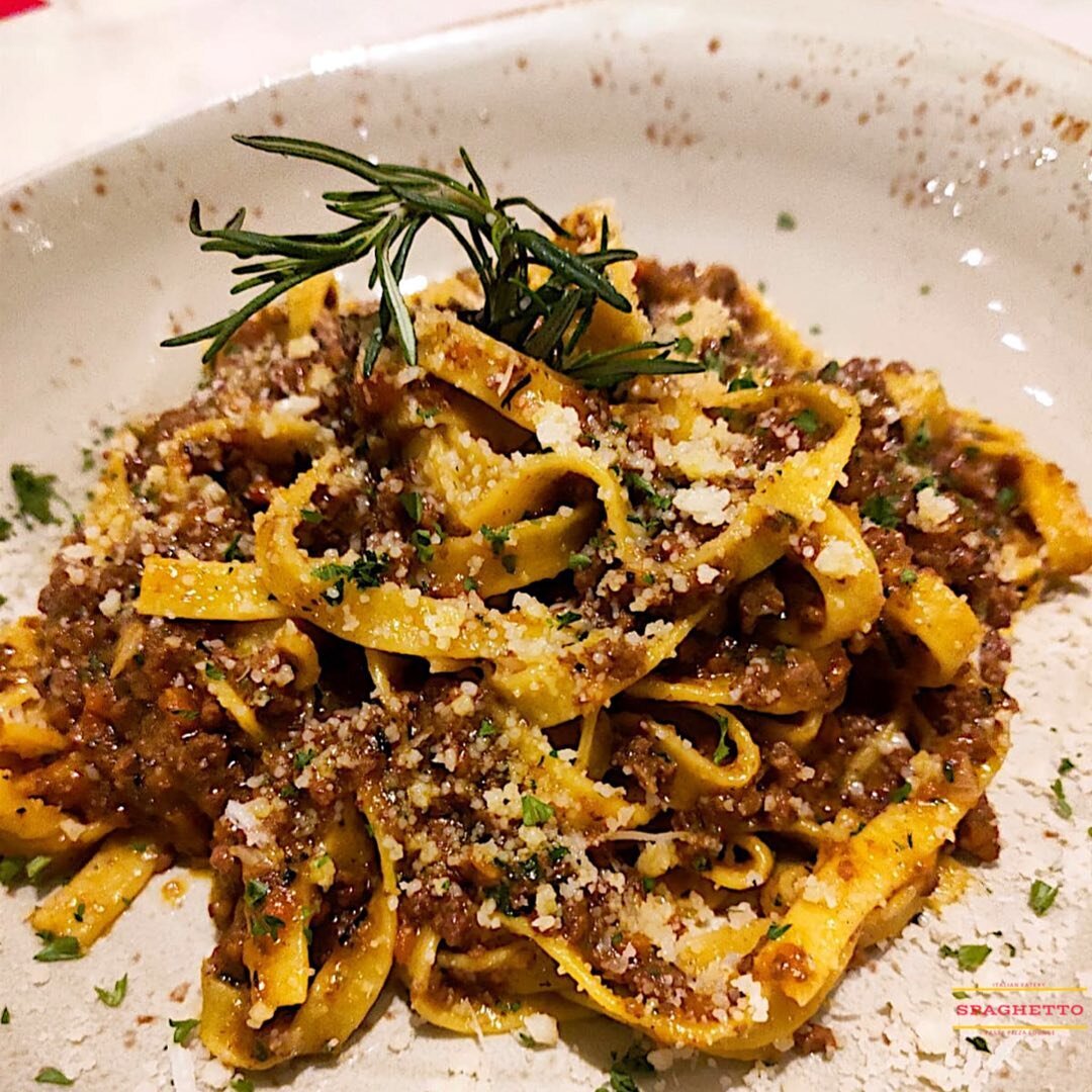 FETTUCCINE WAGYU RAGÙ 👨‍🍳🤩 Homemade slow braised wagyu ragù  with Mediterranean herbs 🌿 & wine 🍷😍 @spaghettopastalounge THE REAL ITALIAN 🇮🇹 COMFORT FOOD 🍝🍕
www.spaghettopastalounge.com 
⏰ MONDAY - SUNDAY | 11am - 10p
