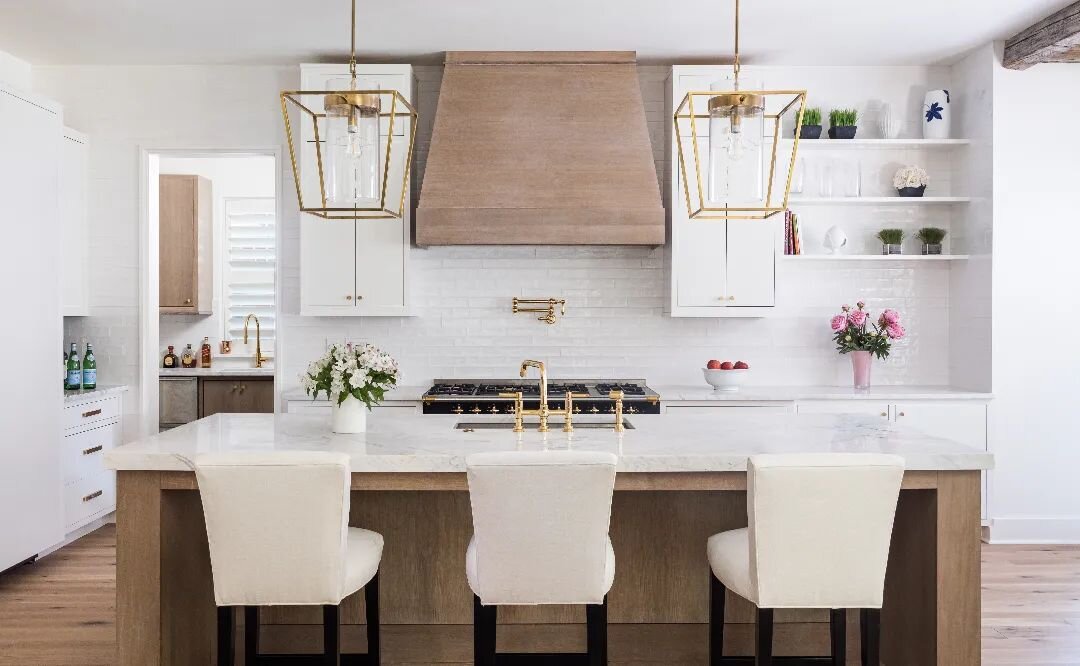 This clean all white look combined with the light-colored wood really makes this kitchen feel relaxing and welcoming. 

#styleinspiration #photo #olympus #photography #omsystem #omsystemcameras #dmv #photooftheday #architecture #architecturephotograp