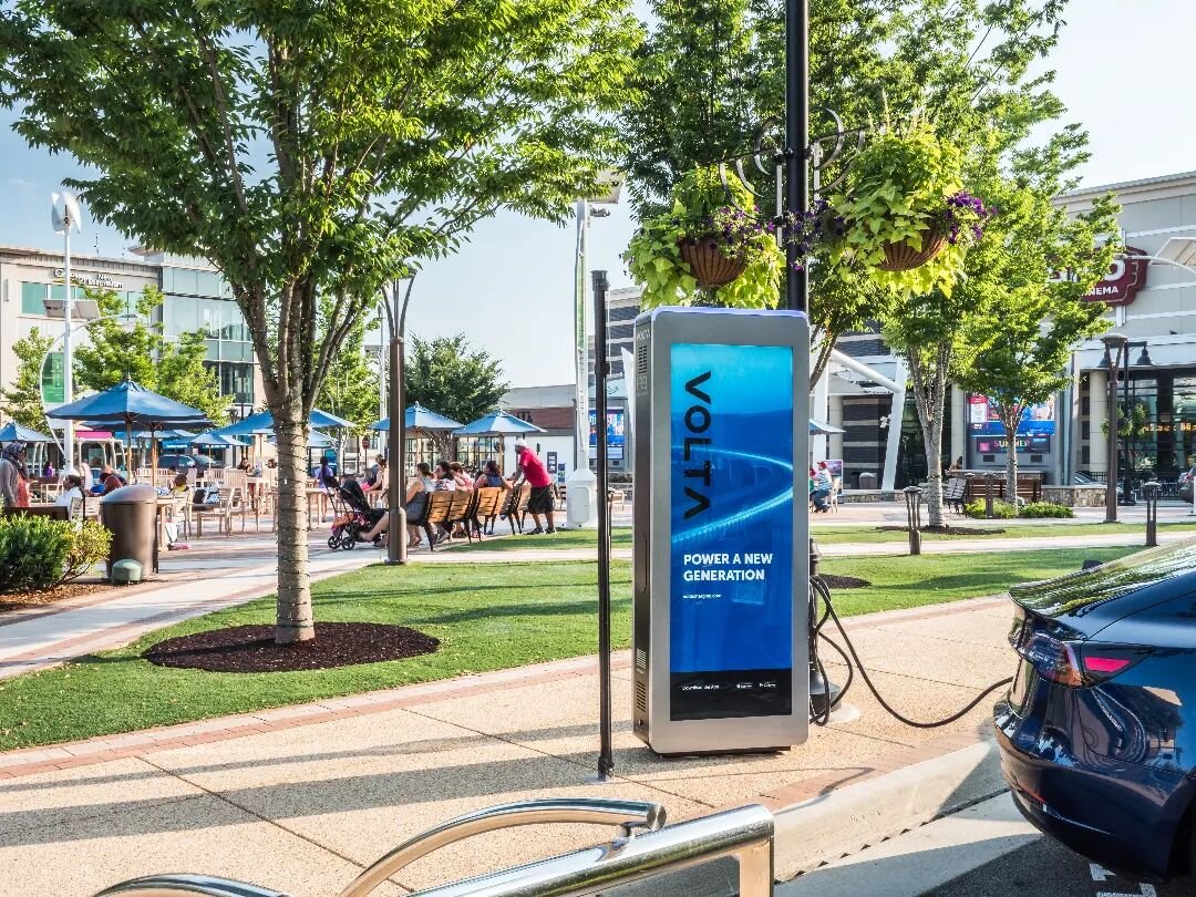 Hopefully it doesn't come as a shock when we say that this electric charging station is completely free! And it looks pretty cool too! 

#photooftheday #architecture #architecturephotography #tethertools #texas #styleinspiration #photo #olympus #phot