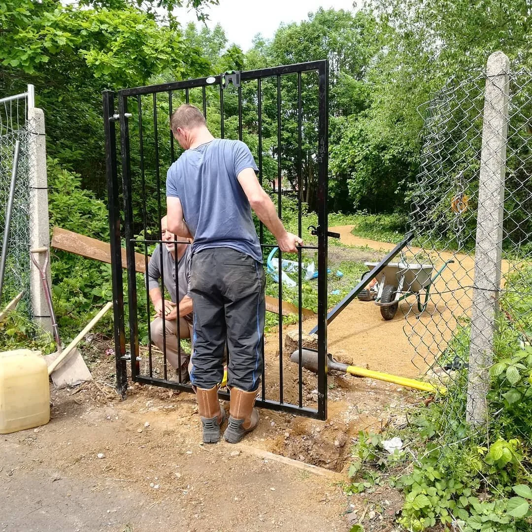 It's all action at Barnwood this week !  New gates installed, new fence under way and two trees felled to make way for this and to allow neighboring oak and cherry trees light and space to grow. We're having a planning day next week to finalise the l