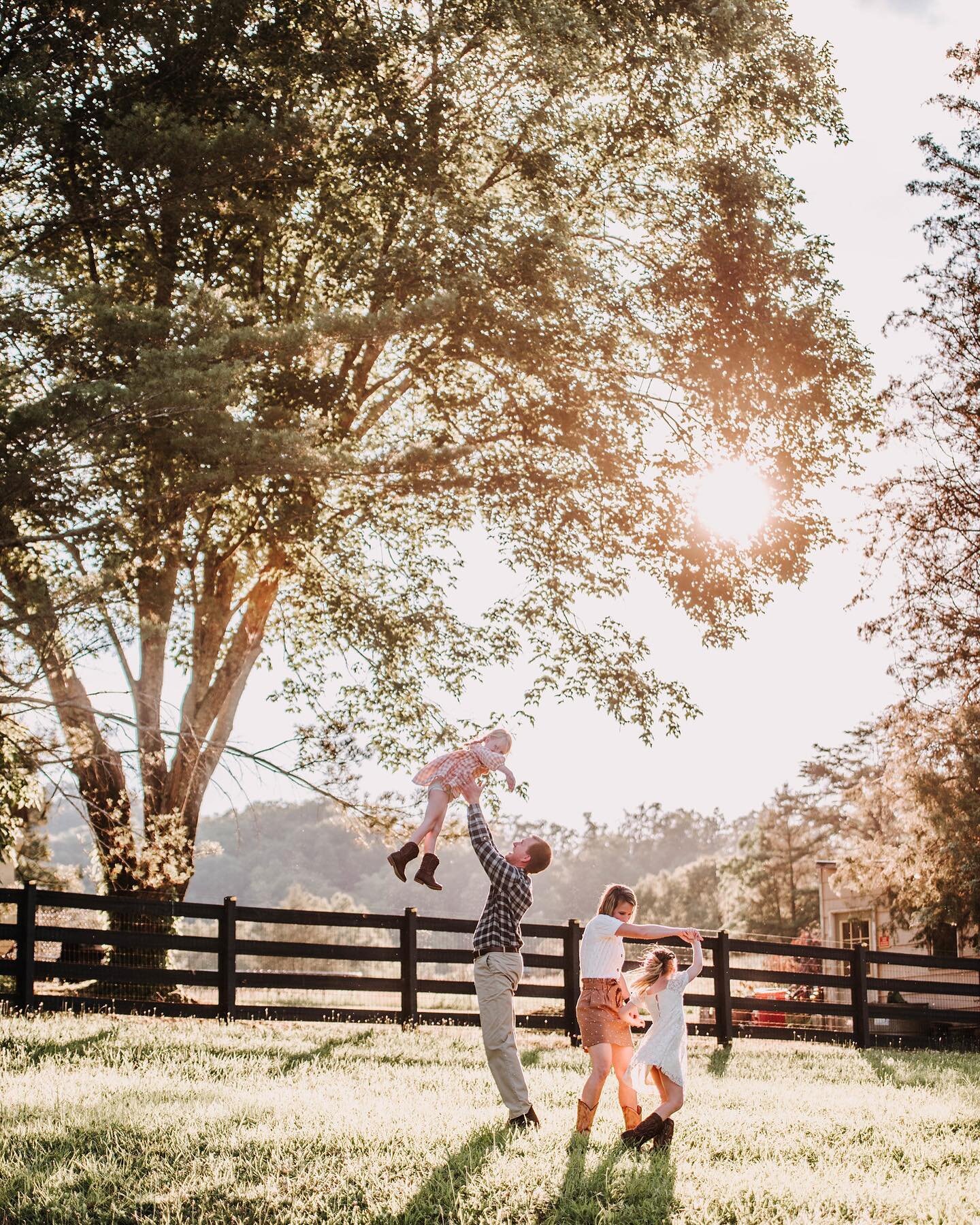 You know the kind of people who are easy to be around, who make you feel good about yourself, and who love as much as they laugh? Yep, that&rsquo;s the Barton family.  Big love for this family. {Barton Family}