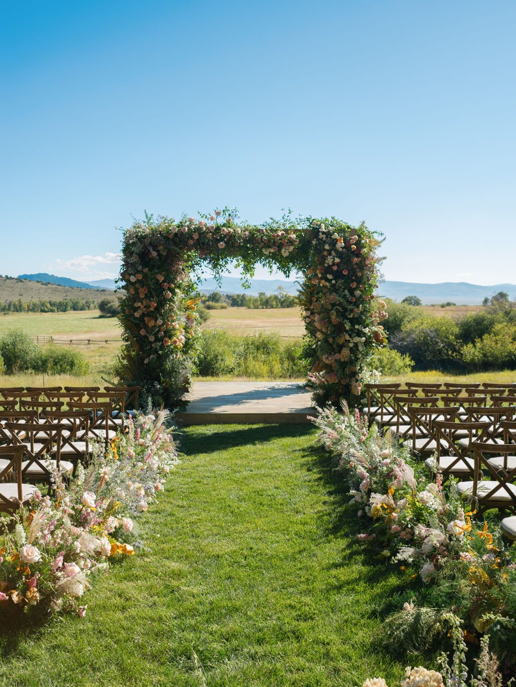 Luxe-Western-wedding-natalie-jackson-wedding-floral-arch.jpg