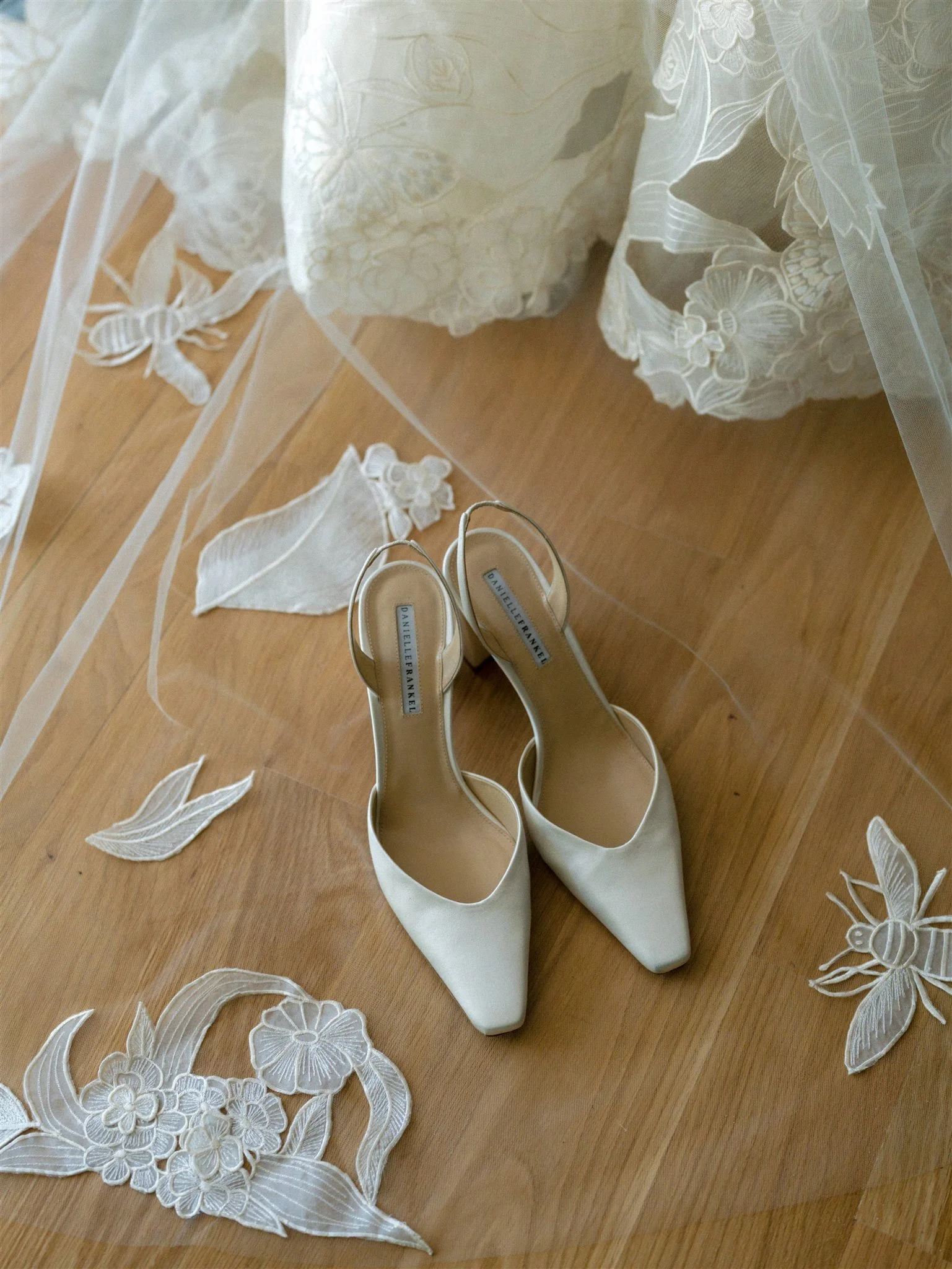 oscar de la renta wedding dress details dressing services by beth chapman styling