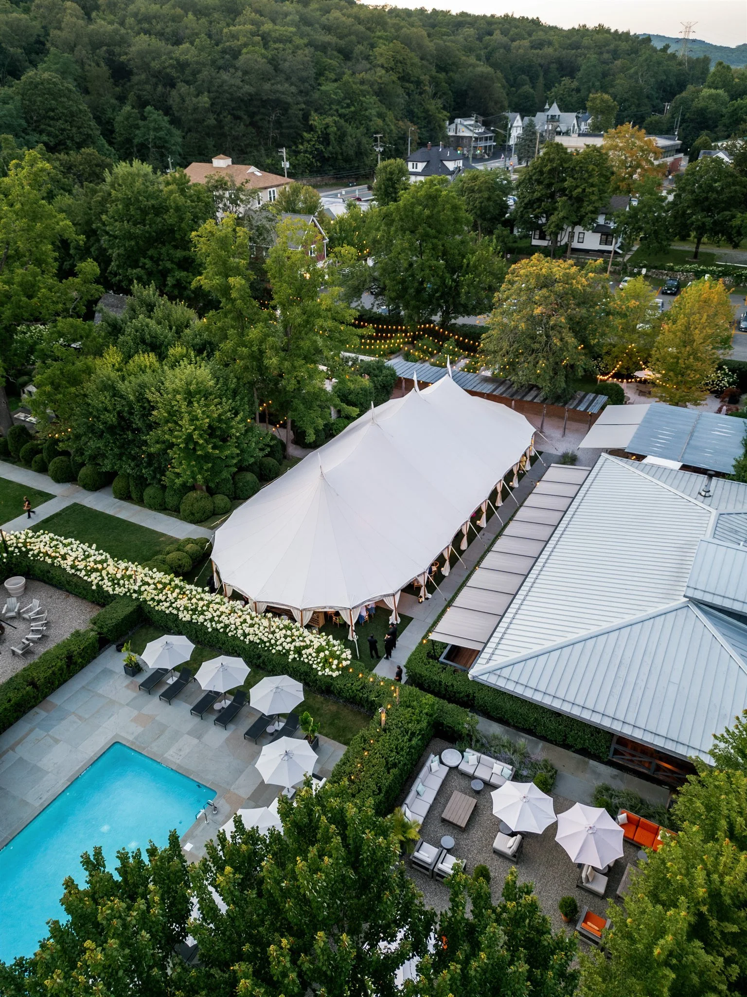 sperry tent wedding reception valley rock inn modern garden theme beth chapman styling